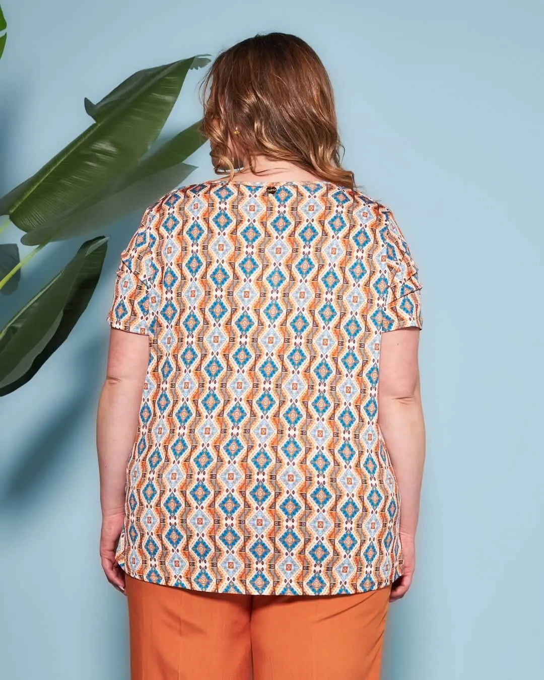 Blusa a maniche corte in jersey elasticizzato fantasia maiolica con apertura a V sul davanti e spacc TEGOLA DORABELLA