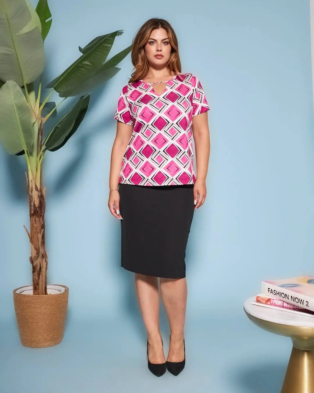 Blusa a maniche corte in jersey elasticizzato fantasia multicolore con apertura a V sul davanti. FUXIA DORABELLA