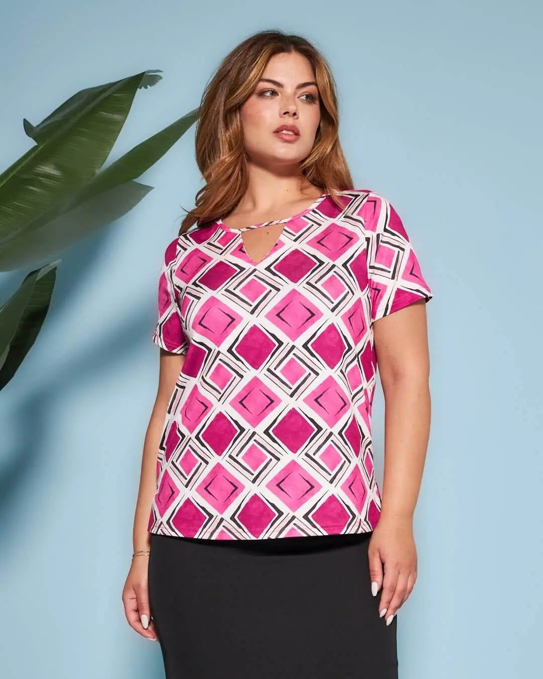 Blusa a maniche corte in jersey elasticizzato fantasia multicolore con apertura a V sul davanti. FUXIA DORABELLA