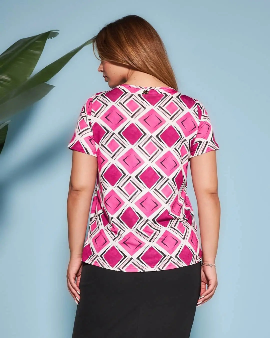 Blusa a maniche corte in jersey elasticizzato fantasia multicolore con apertura a V sul davanti. FUXIA DORABELLA