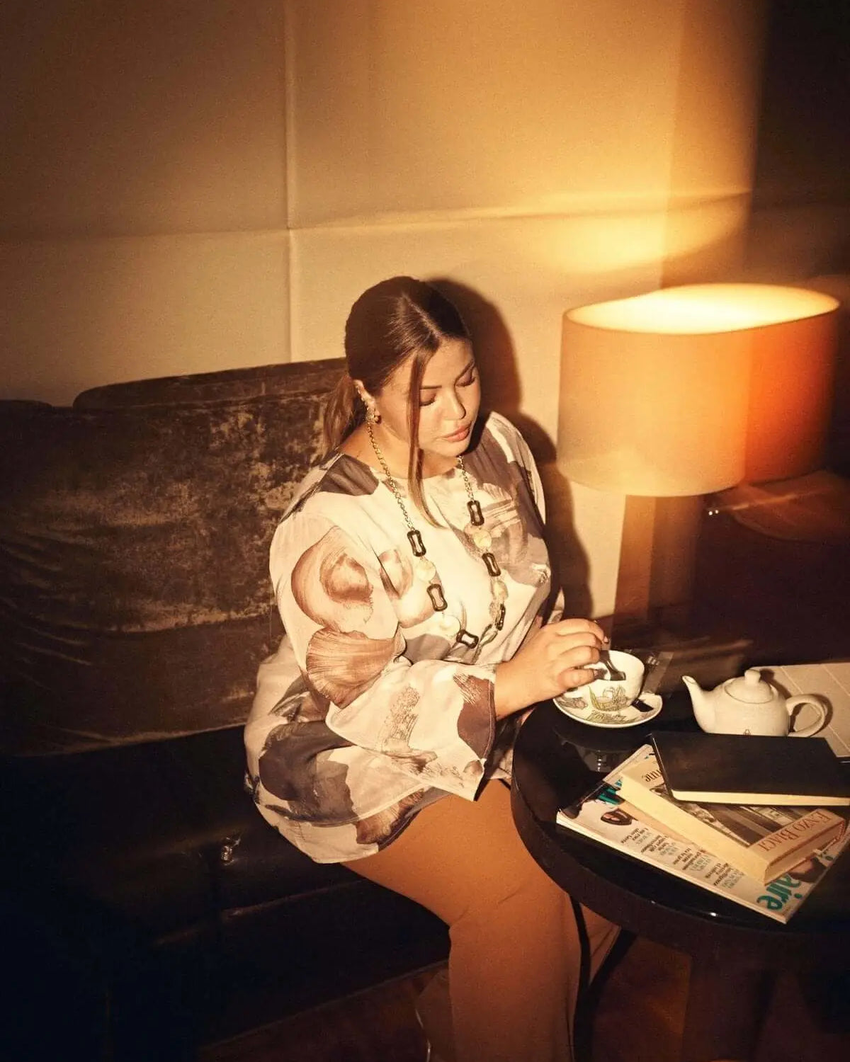 Blusa asimmetrica in georgette con fantasia floreale astratta con collana gioiello. NOCE DORABELLA PIU' 49