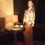 Blusa asimmetrica in georgette con fantasia floreale astratta con collana gioiello. NOCE DORABELLA PIU'