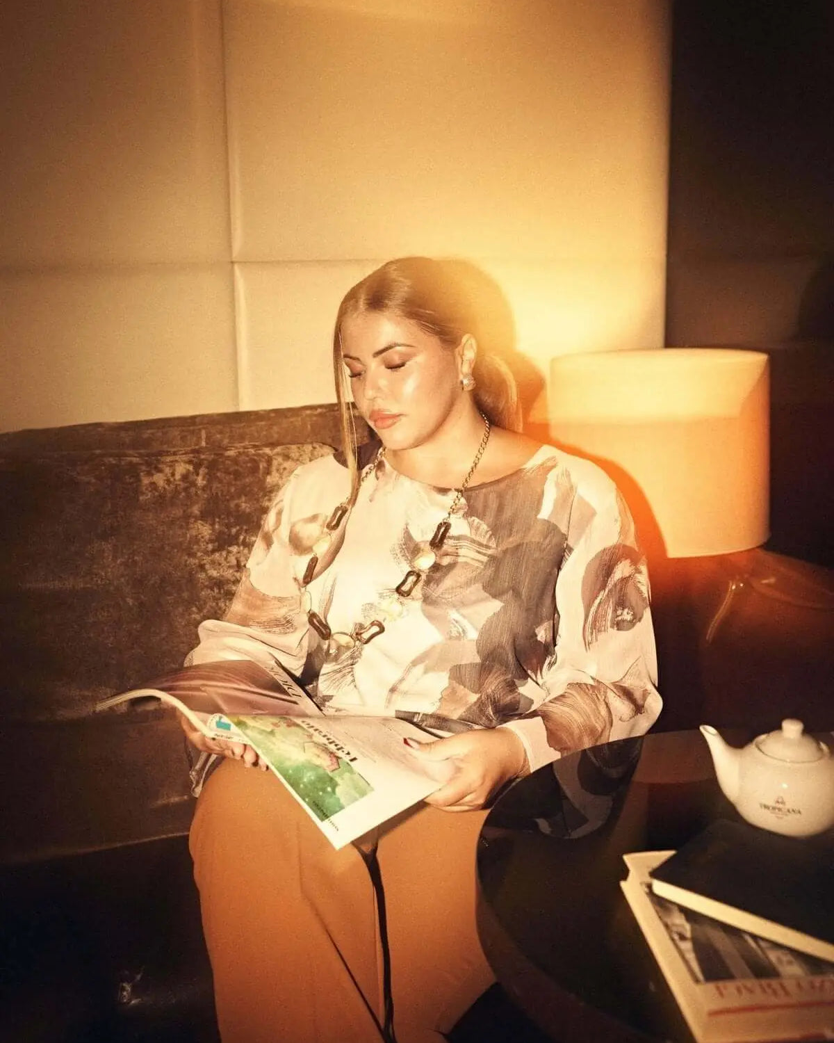 Blusa asimmetrica in georgette con fantasia floreale astratta con collana gioiello. NOCE DORABELLA PIU'