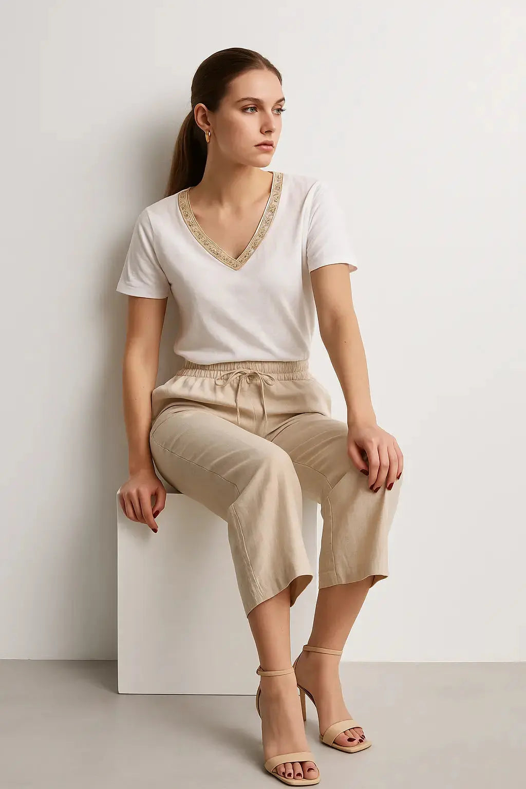 Blusa con con passamaneria e scollo a V a mezze maniche DORABELLA