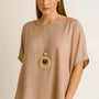 Blusa con fondo sorriso e collana accessorio Unica by Dorabella