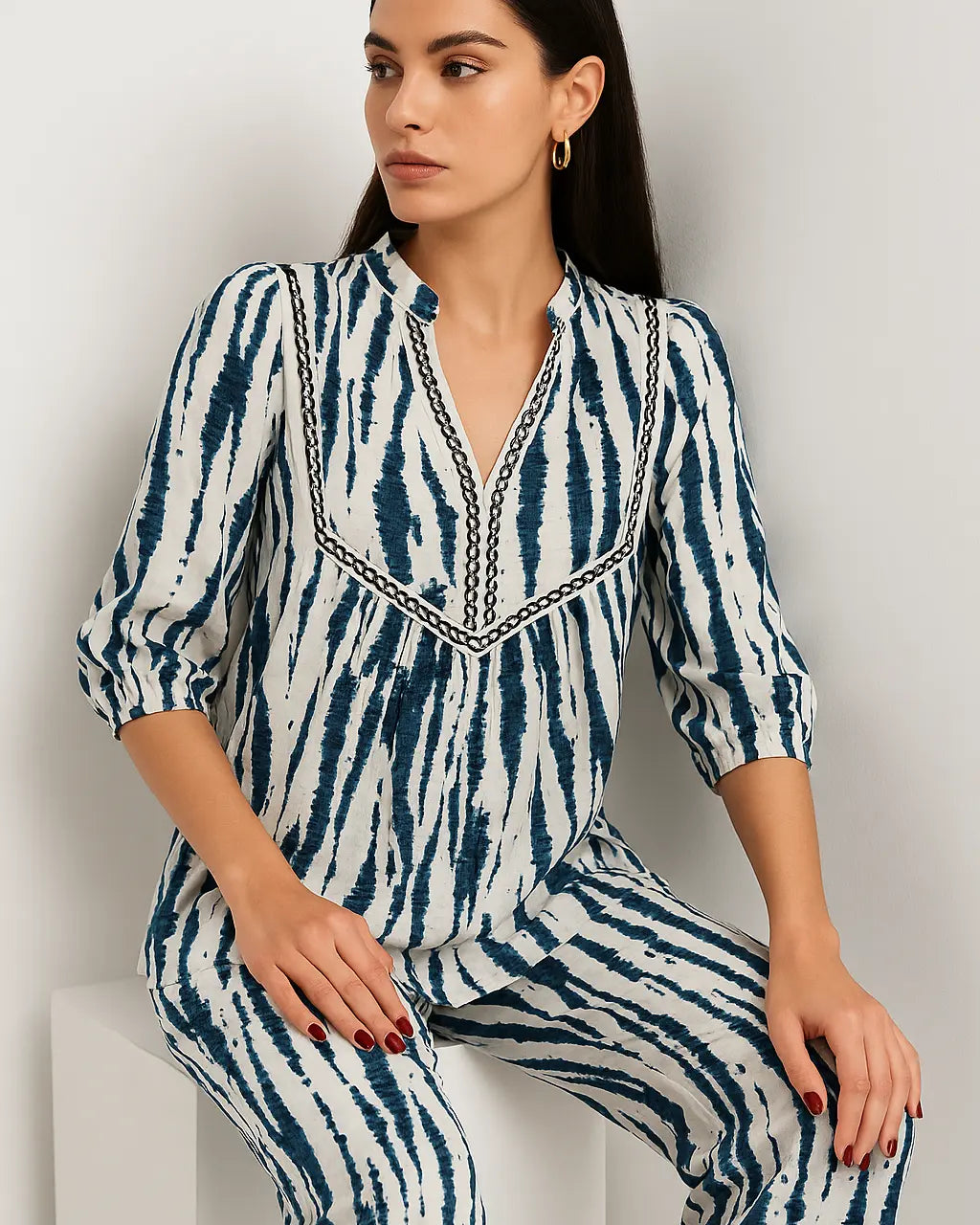 Blusa con scollo a V e passamaneria in viscosa stampato DORABELLA