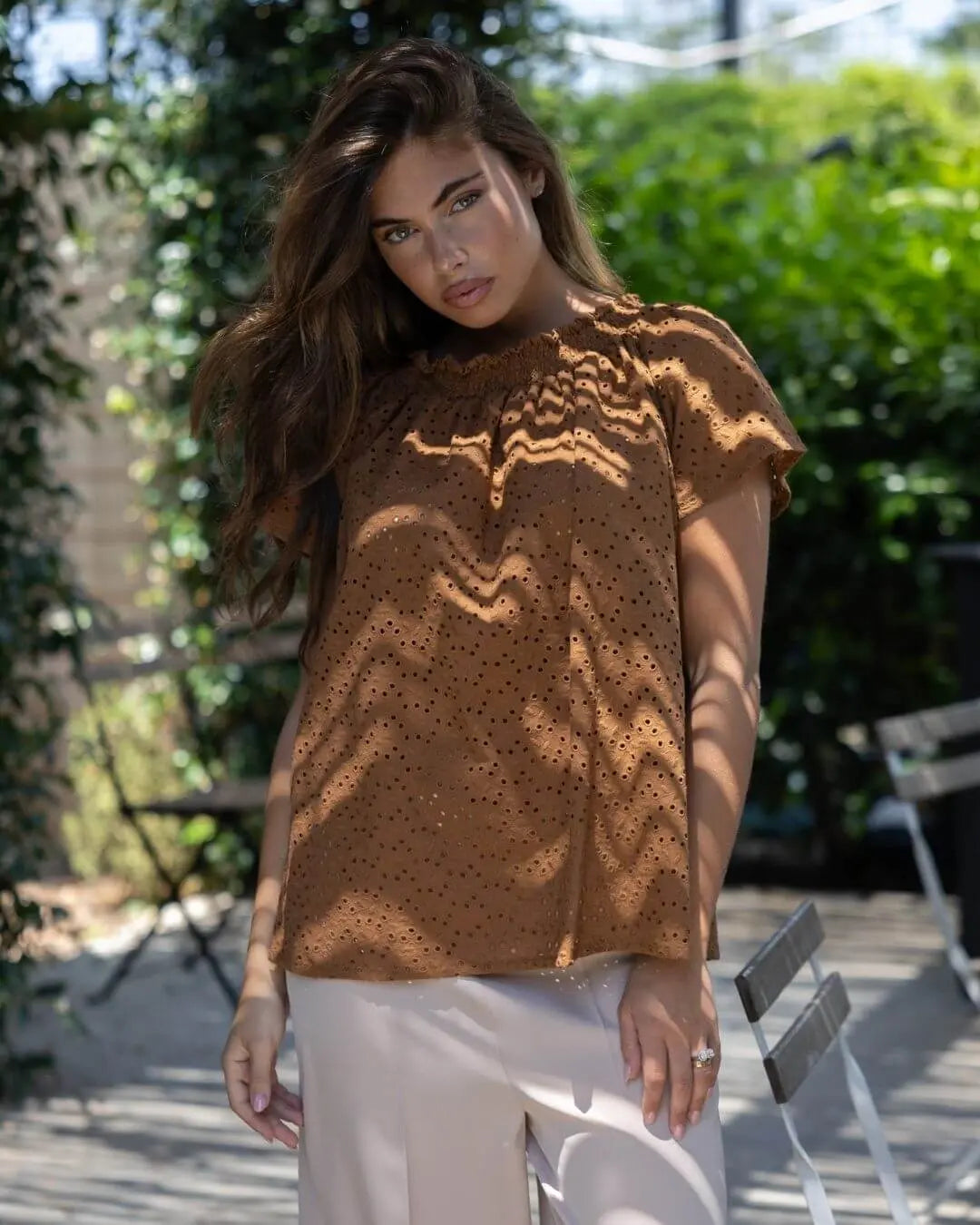 Blusa con spalle scoperte in cotone sangallo tinta unita. CACAO DORABELLA XXL