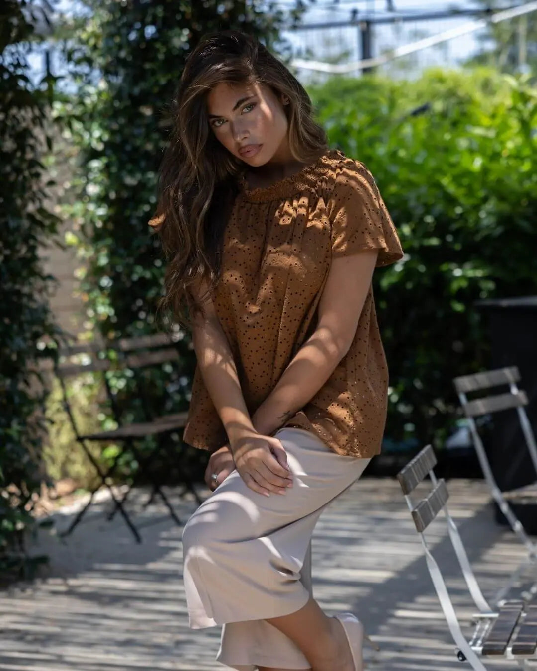 Blusa con spalle scoperte in cotone sangallo tinta unita. CACAO DORABELLA