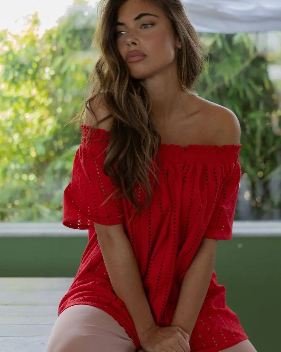 Blusa con spalle scoperte in cotone sangallo tinta unita. ROSSO DORABELLA