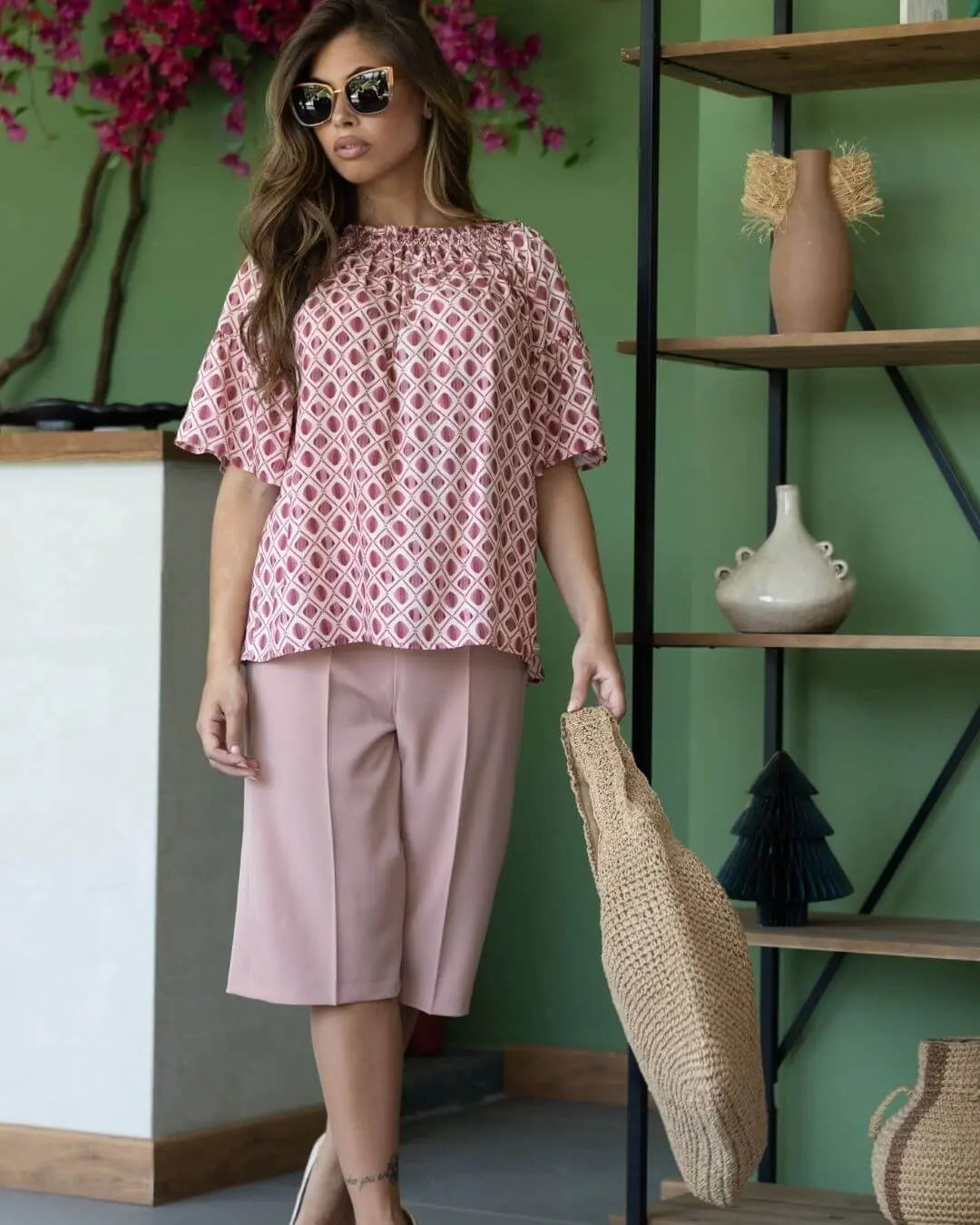 Blusa con spalle scoperte in viscosa con fantasia geometrica con balze sul fondo manica. VINO DORABELLA