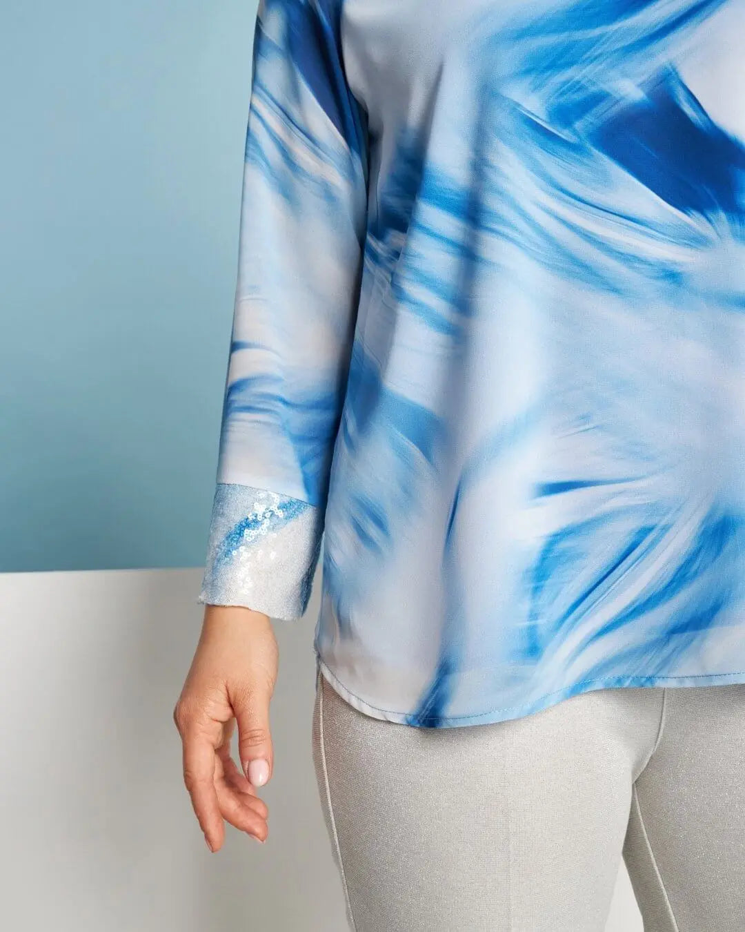 Blusa fluida in georgette con fantasia astratta sfumata e dettagli in paillettes AZZURRO DORABELLA