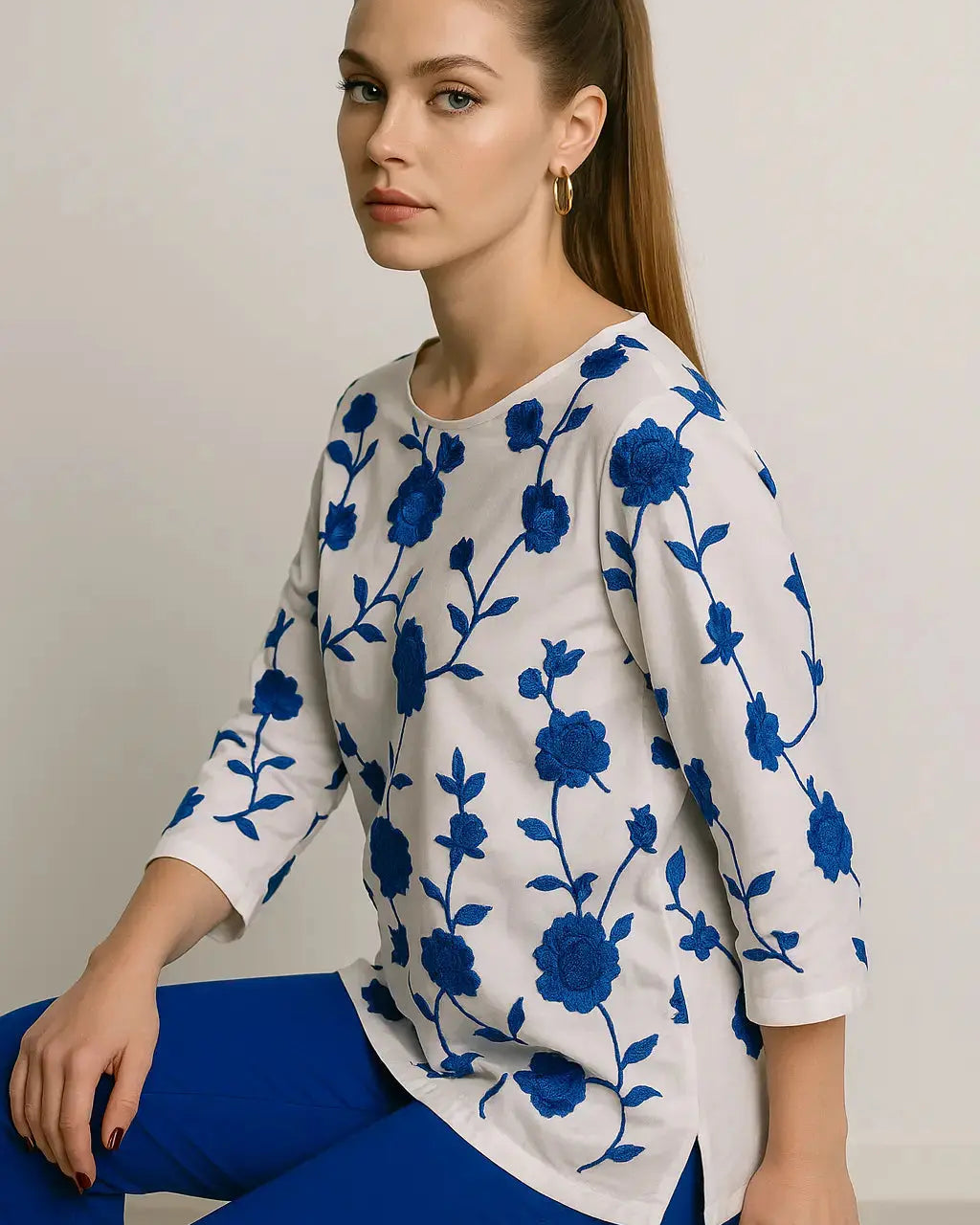 Blusa girocollo in sangallo con fiori colorati ricamati DORABELLA