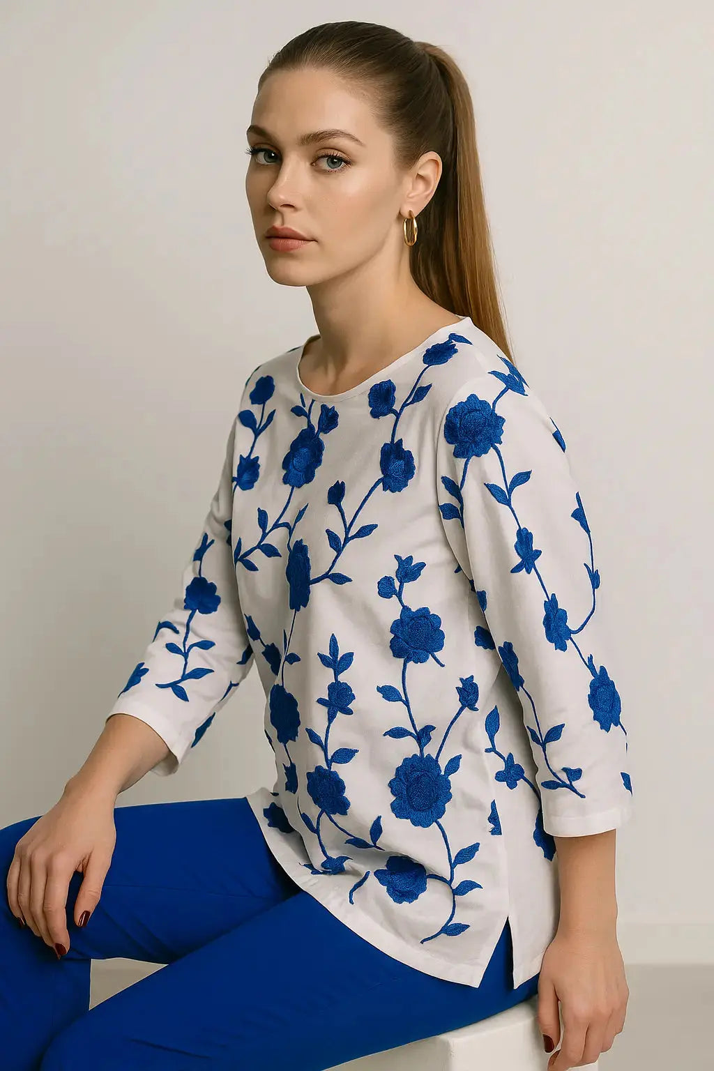 Blusa girocollo in sangallo con fiori colorati ricamati DORABELLA