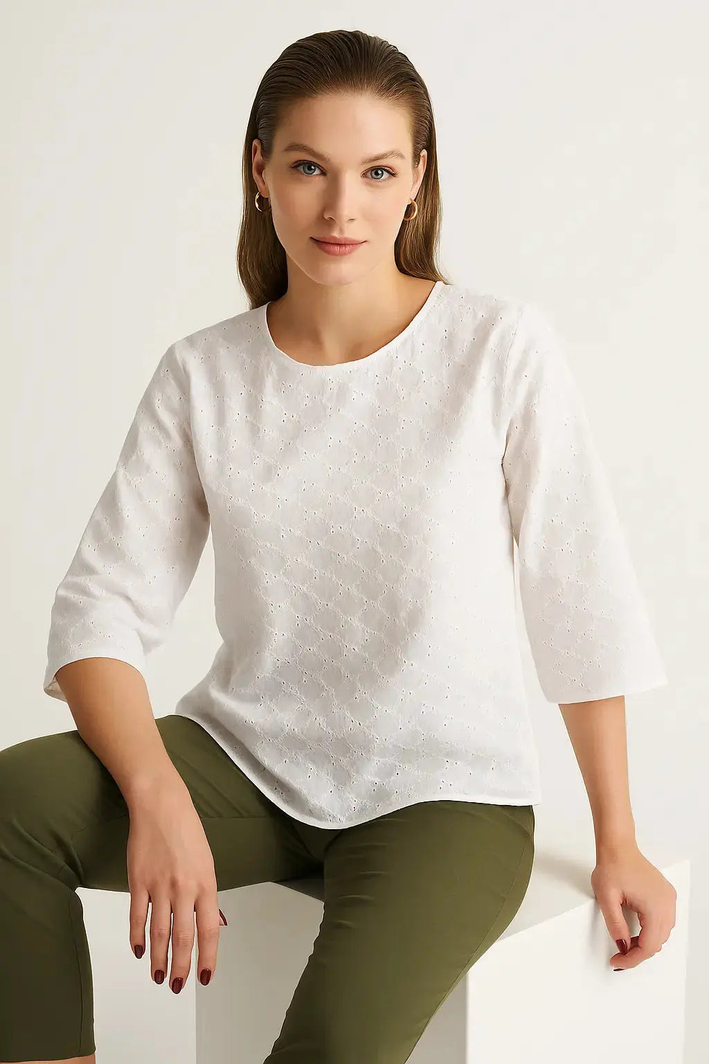 Blusa girocollo in sangallo con maniche a tre quarti DORABELLA