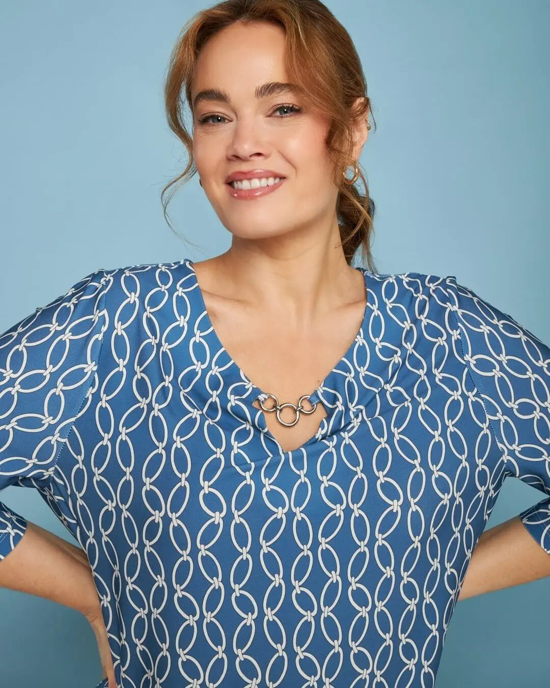 Blusa in jersey elasticizzato bi-colore con fantasia catena e dettaglio gioiello DENIM DORABELLA PIU'