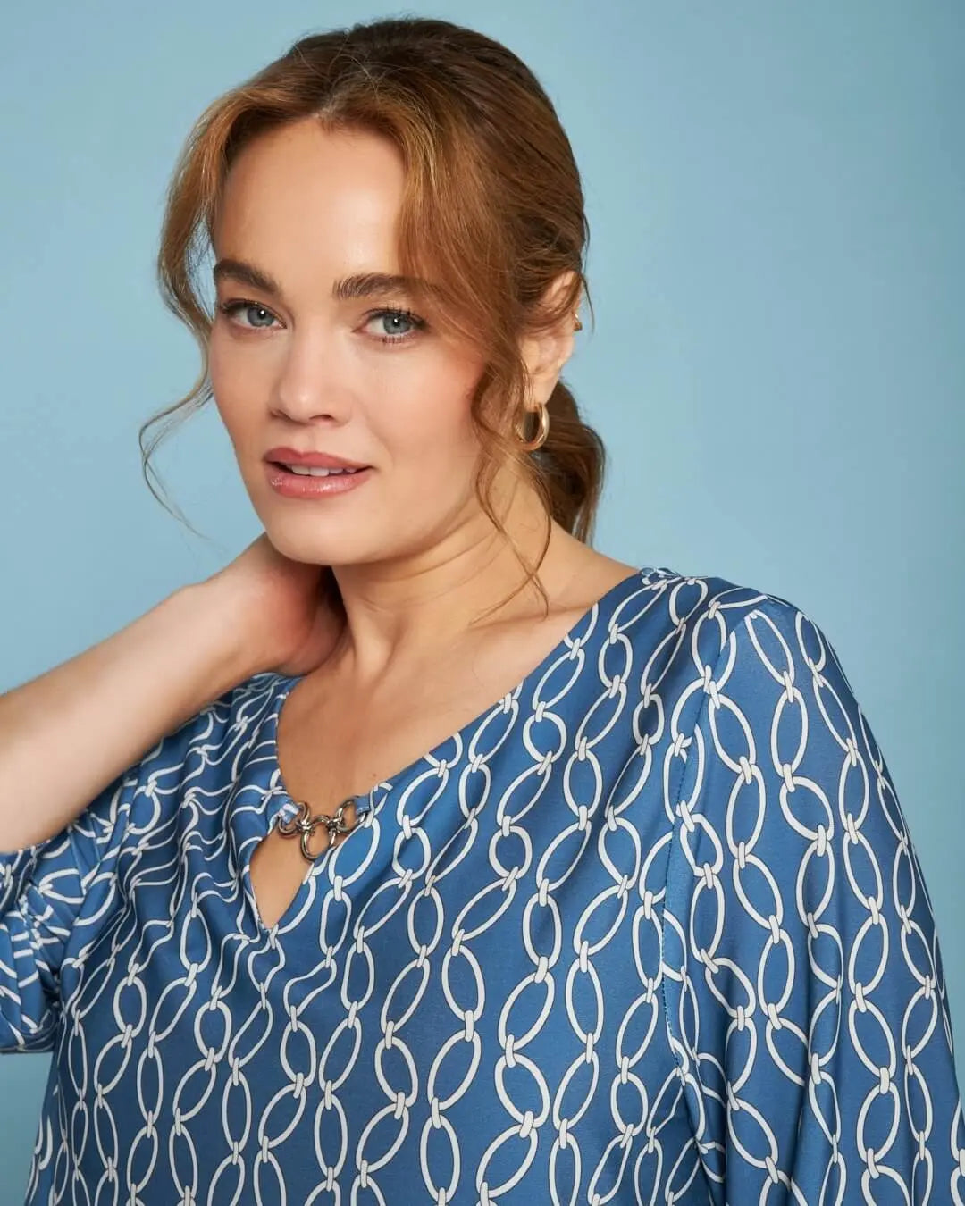 Blusa in jersey elasticizzato bi-colore con fantasia catena e dettaglio gioiello DENIM DORABELLA PIU'