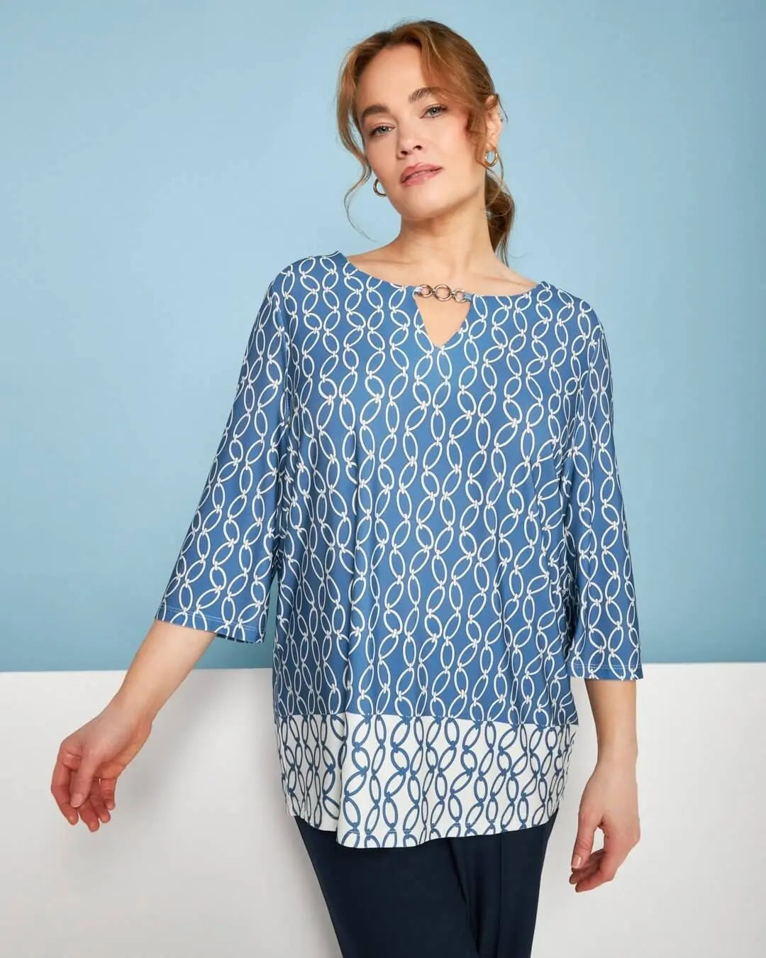 Blusa in jersey elasticizzato bi-colore con fantasia catena e dettaglio gioiello DENIM DORABELLA PIU'