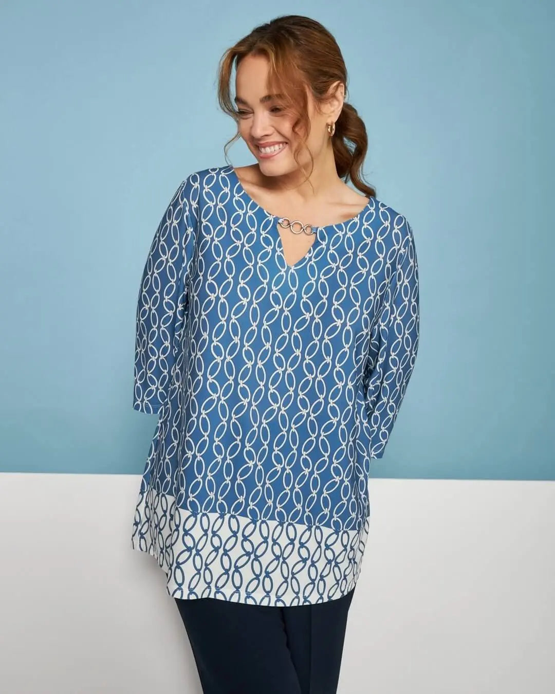 Blusa in jersey elasticizzato bi-colore con fantasia catena e dettaglio gioiello DENIM DORABELLA PIU'