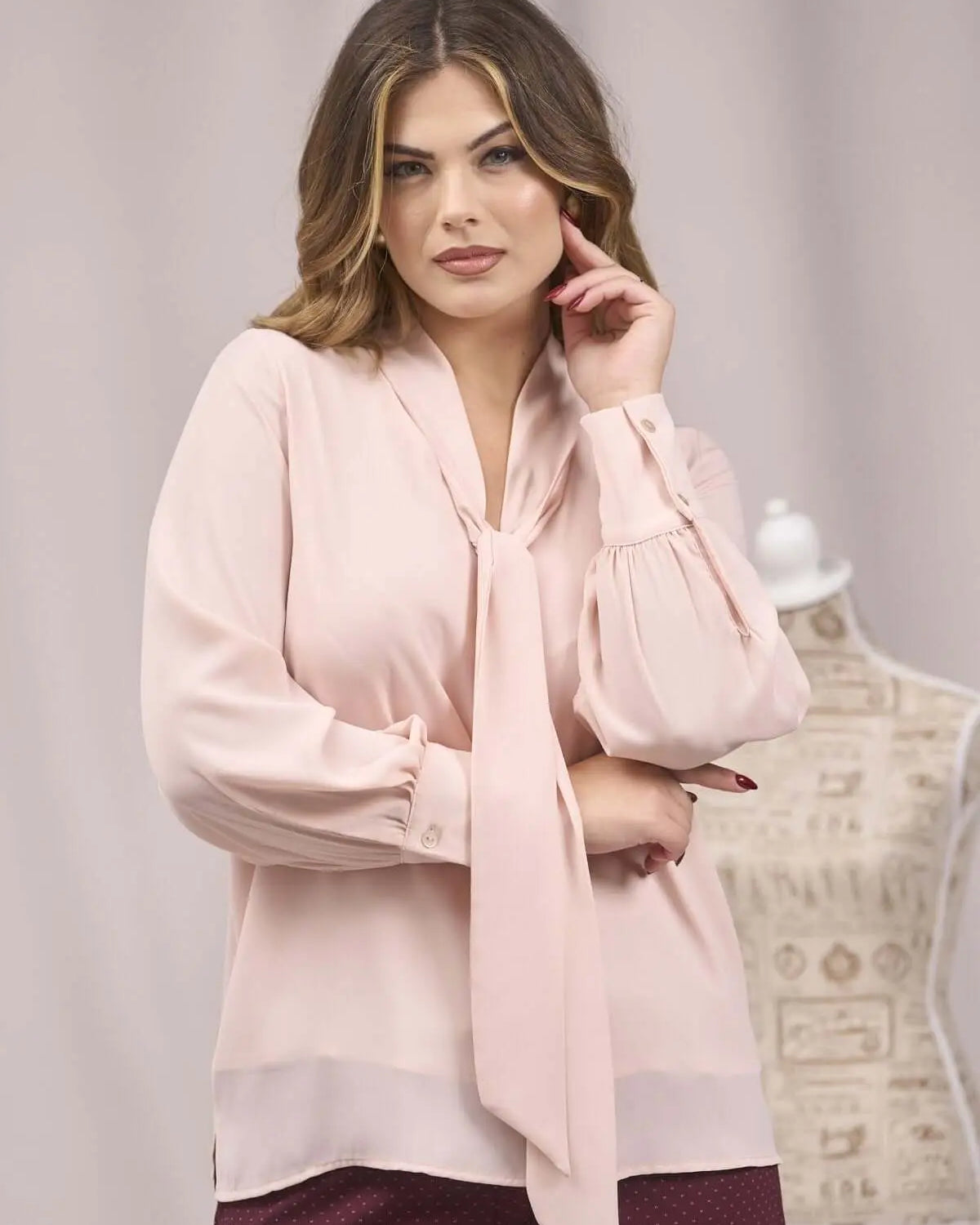 Blusa scollo a V con sciarpetta e bottoni ROSA DORABELLA