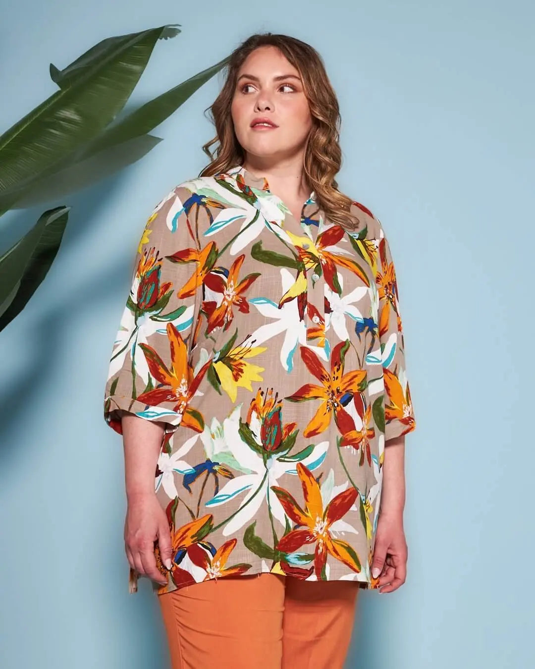 Blusa stile kaftano in tela di viscosa fantasia floreale con scollo a V e spacchi laterali. ARANCIO DORABELLA PIU'