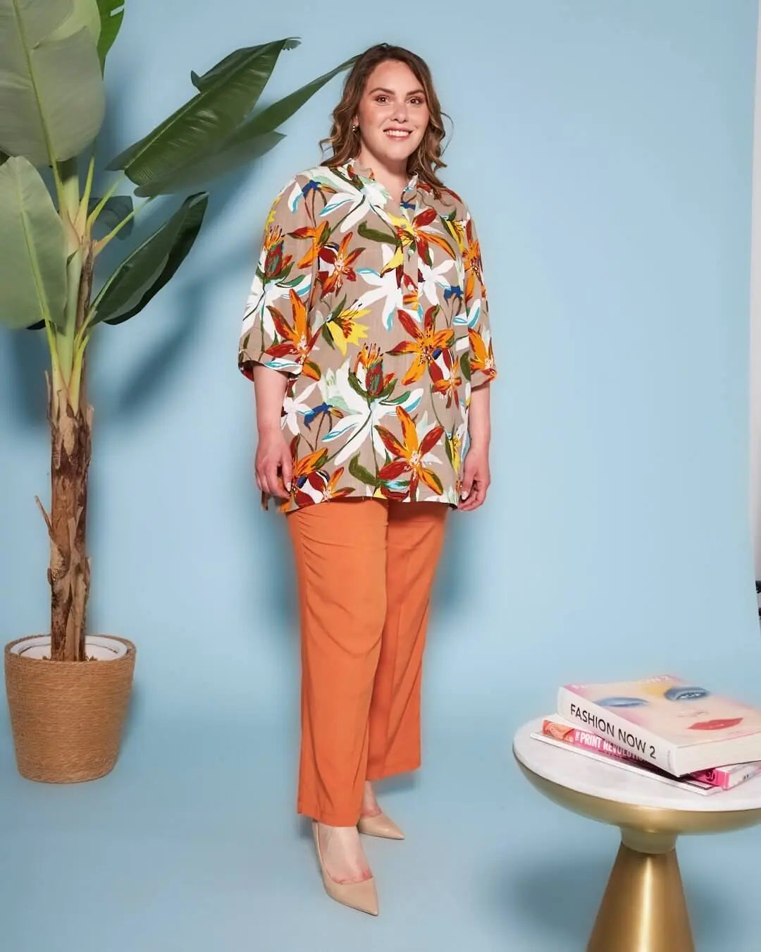 Blusa stile kaftano in tela di viscosa fantasia floreale con scollo a V e spacchi laterali. ARANCIO DORABELLA PIU'