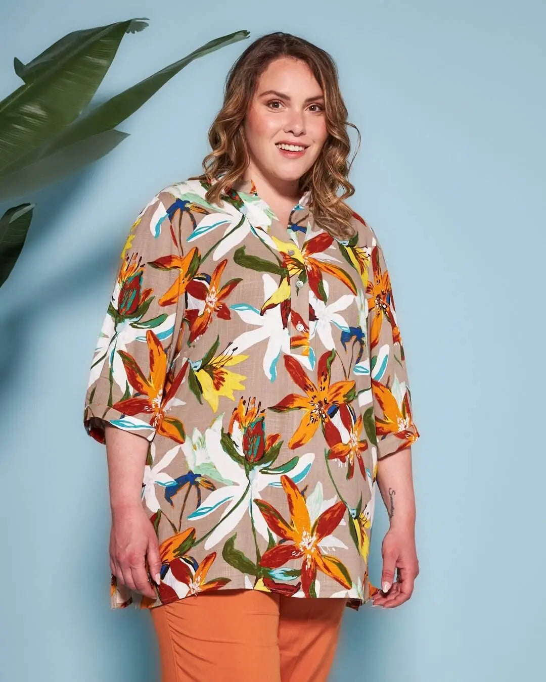 Blusa stile kaftano in tela di viscosa fantasia floreale con scollo a V e spacchi laterali. ARANCIO DORABELLA PIU'