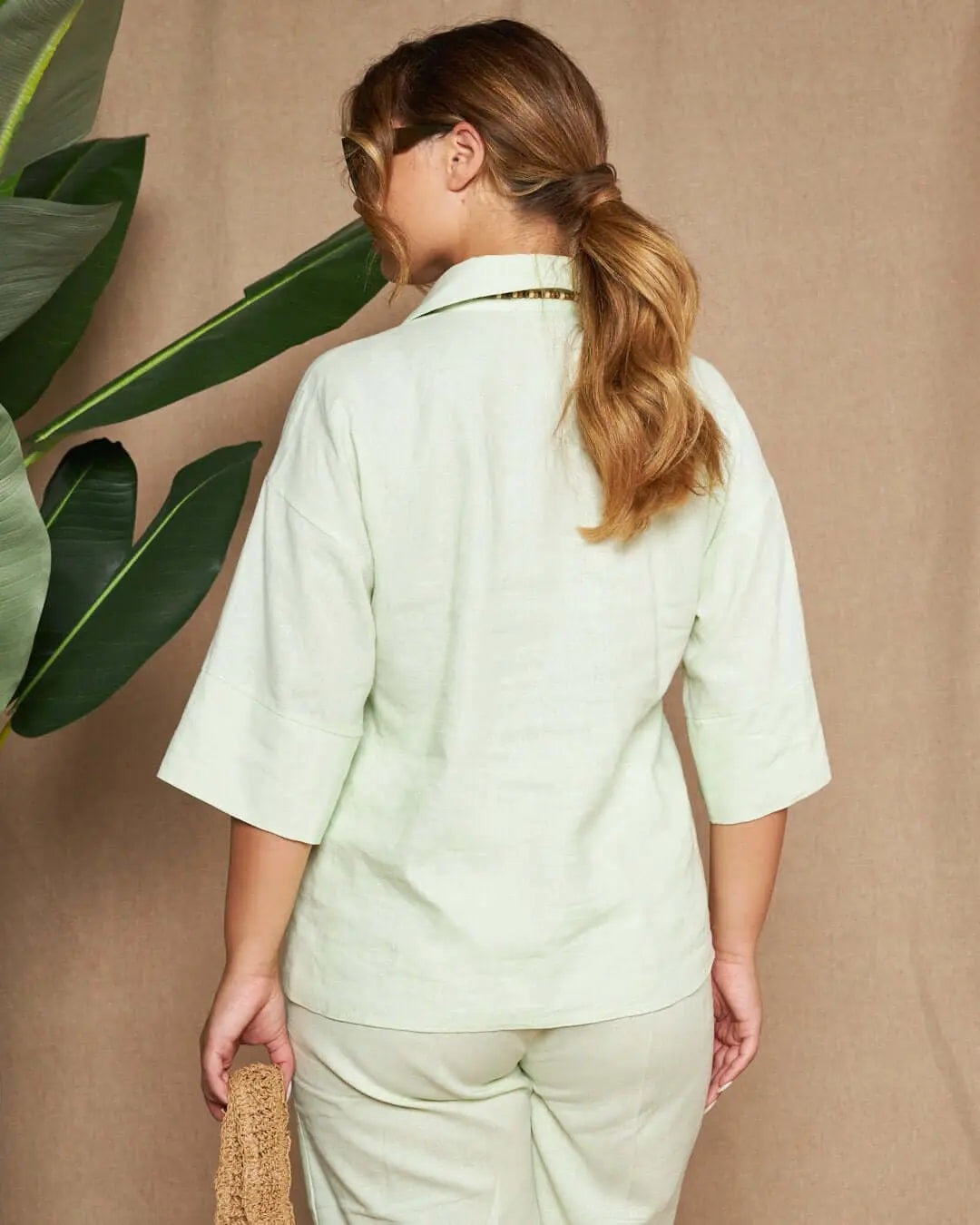 Blusa stile polo in tela di lino e viscosa tinta unita con scollo a V. MENTA DORABELLA