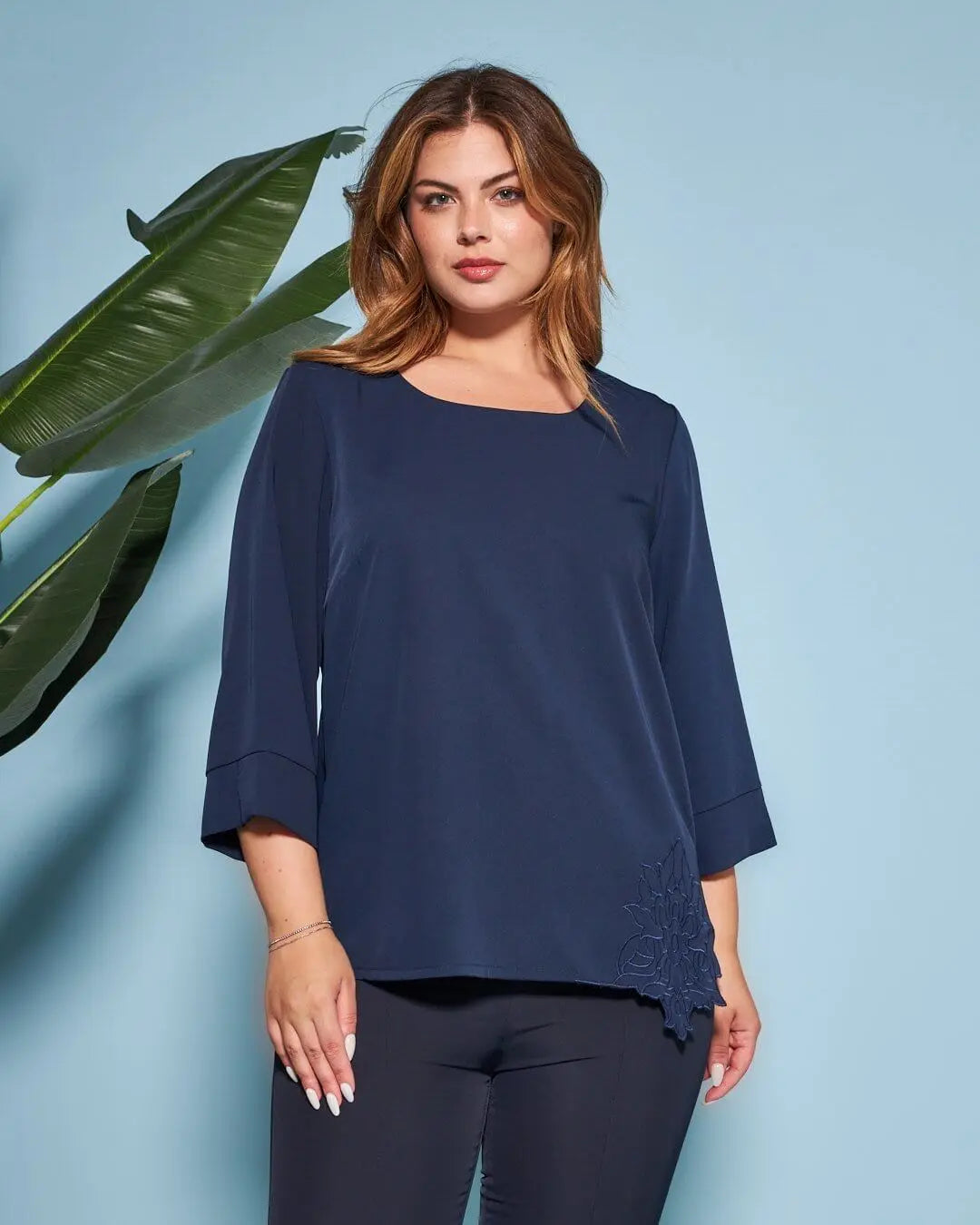 Blusa tinta unita in jersey crêpe elasticizzato con fiore intagliato sul fondo BLU DORABELLA XXL