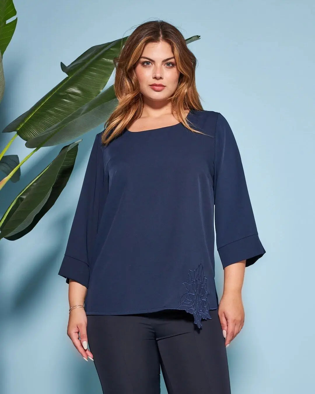 Blusa tinta unita in jersey crêpe elasticizzato con fiore intagliato sul fondo BLU DORABELLA