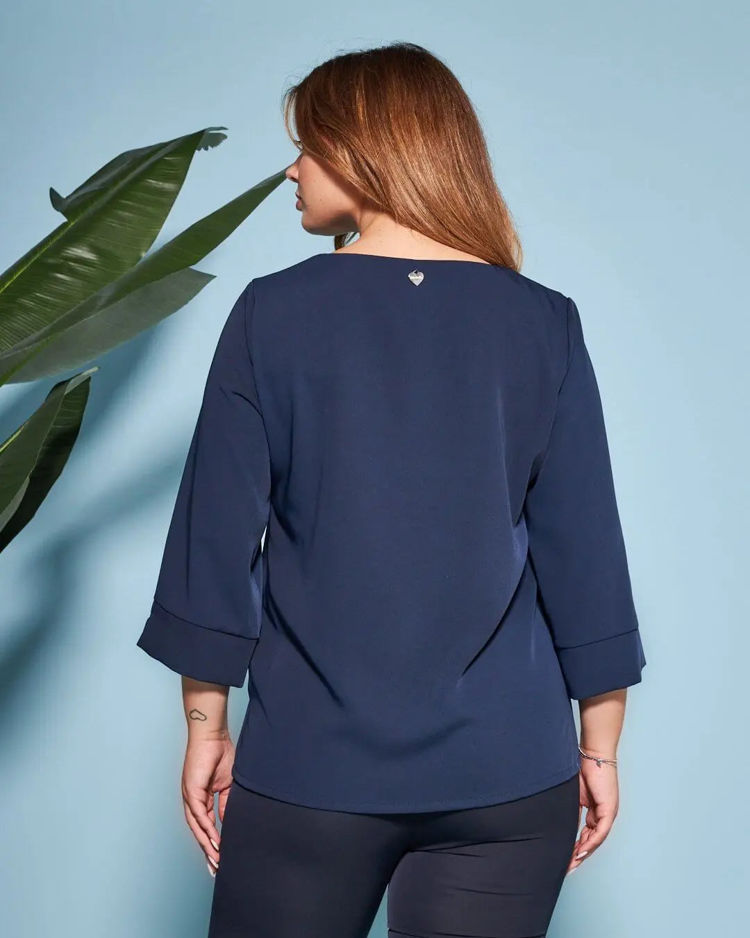 Blusa tinta unita in jersey crêpe elasticizzato con fiore intagliato sul fondo BLU DORABELLA