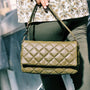 Borsa a mano in ecopelle trapuntata e manico con dettaglio catena smaltata KAKY DORABELLA