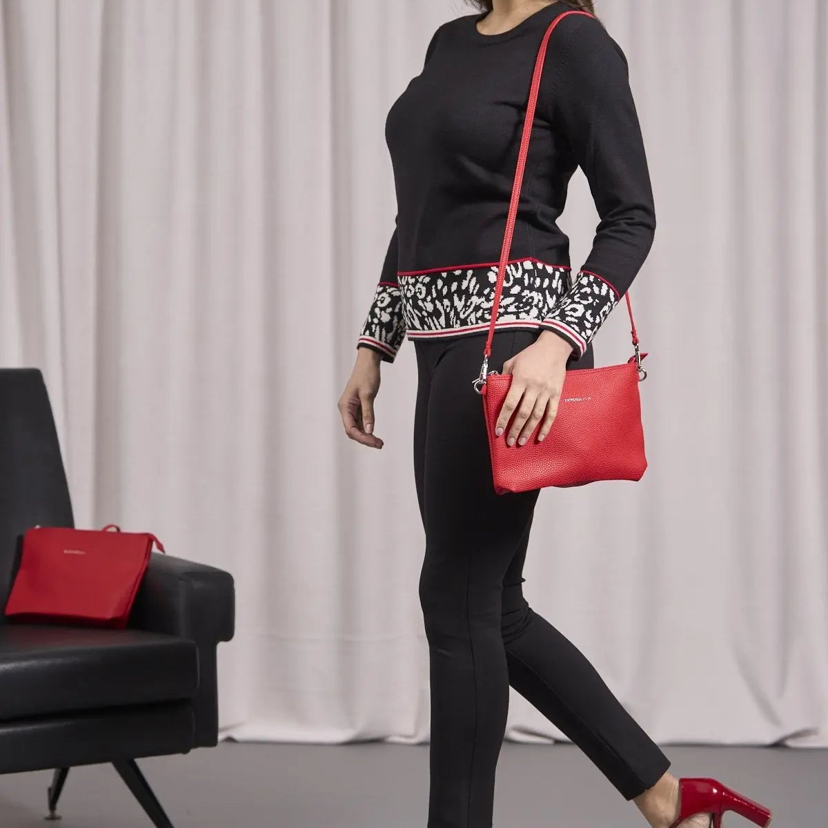 Borsa a tracolla Easy smart in ecopelle a grana con logo sul davanti RIBES DORABELLA EASY