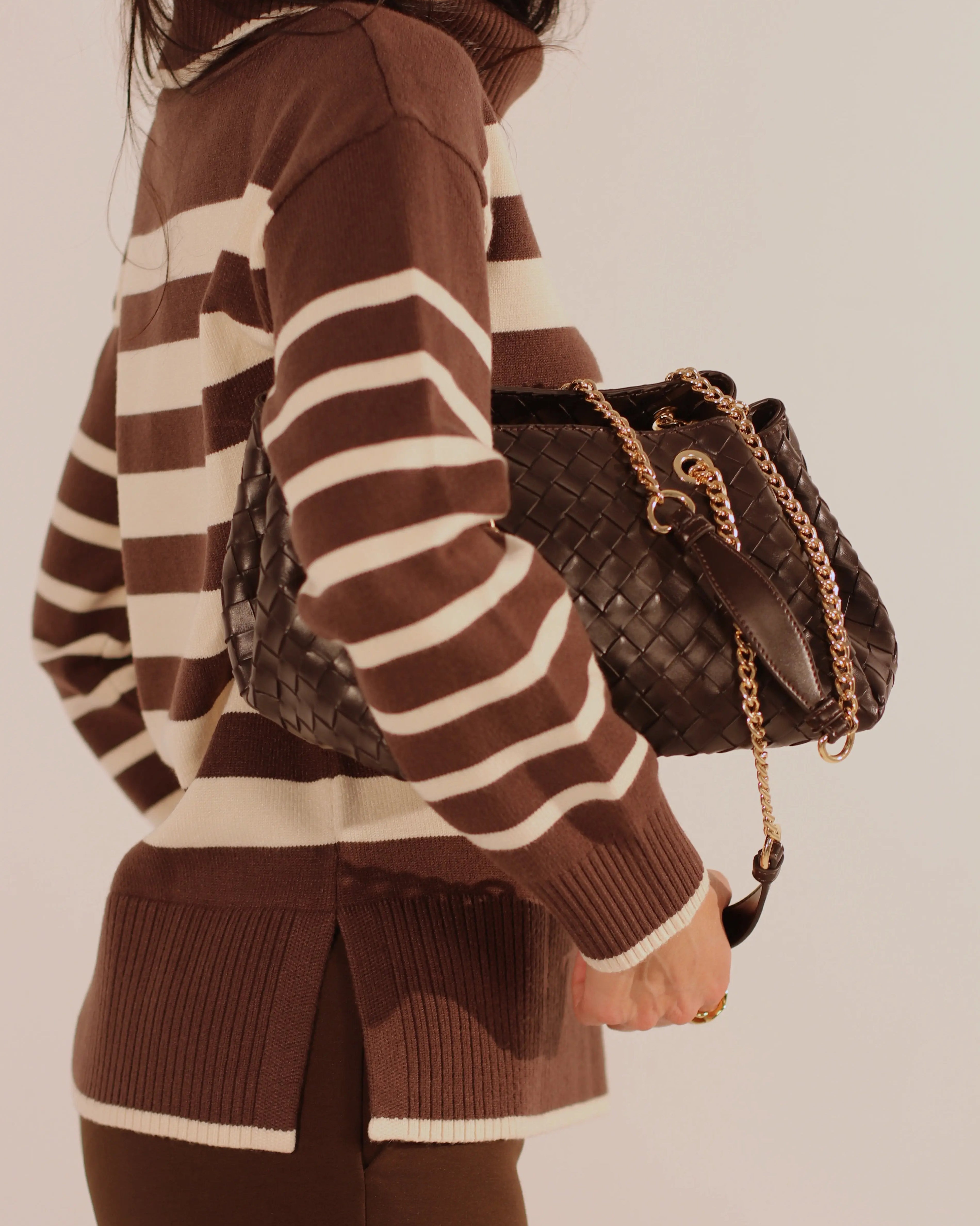 Borsa secchiello intrecciato con manici catena Dorabella