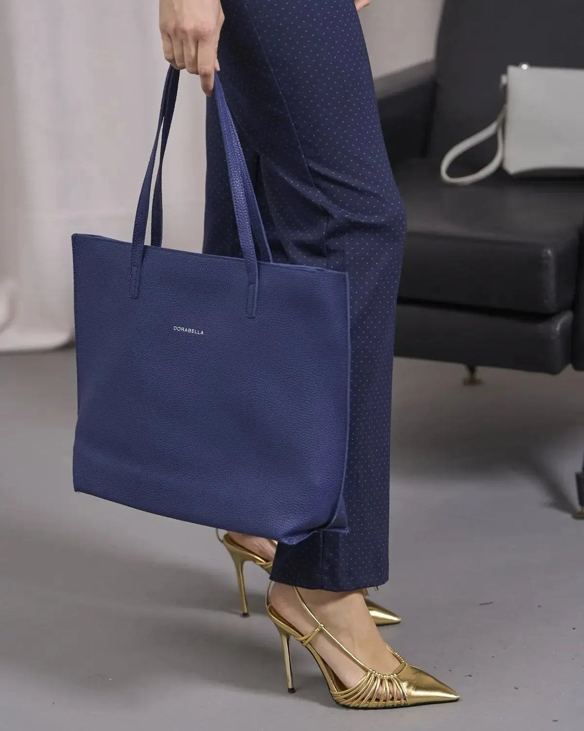 Borsa shopper large in ecopelle a grana con logo sul davanti BLU DORABELLA EASY Un