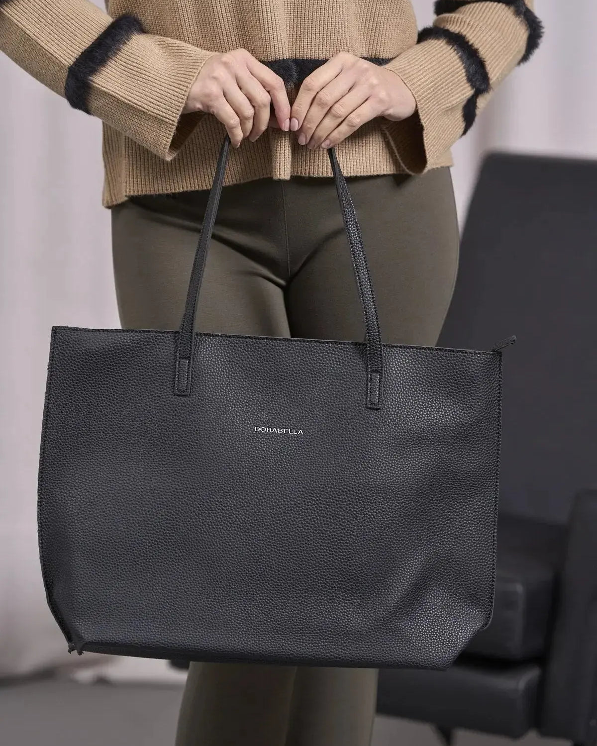 Borsa shopper large in ecopelle a grana con logo sul davanti NERO DORABELLA EASY Un