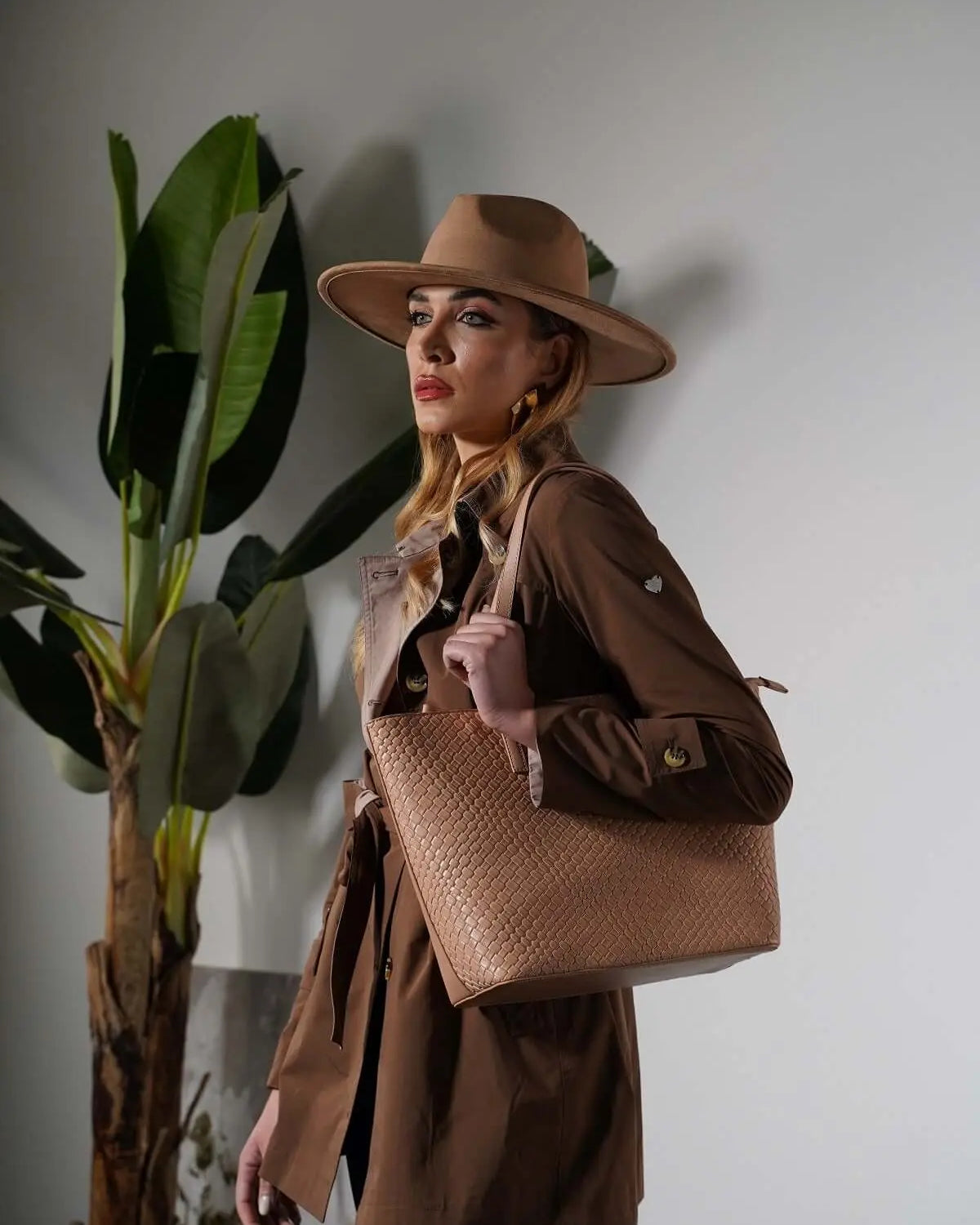 Borsa shopper media in ecopelle con motivo ad intreccio BEIGE DORABELLA