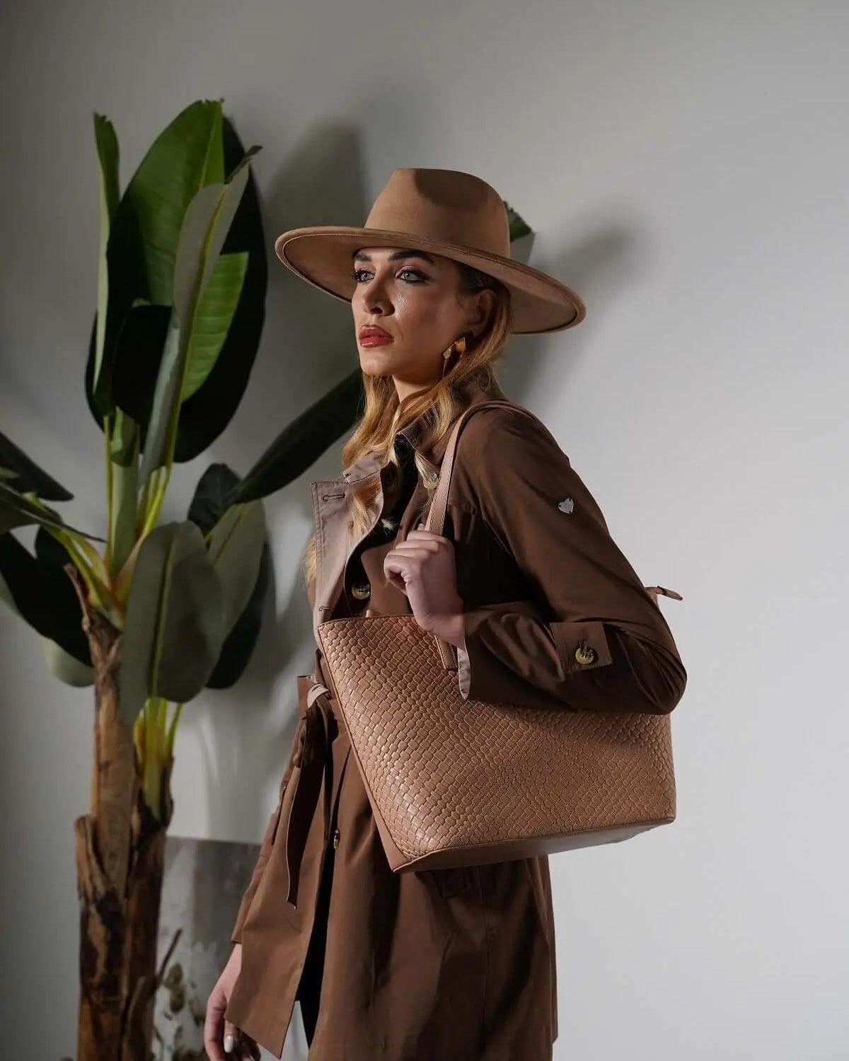 Borsa shopper media in ecopelle con motivo ad intreccio BEIGE DORABELLA