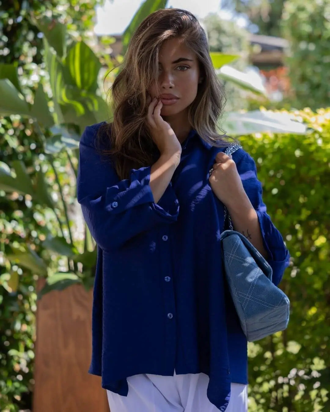 Camicia a maniche lunghe in tela di misto viscosa tinta unita con spacchi abbottonati e fondo asimme BLU DORABELLA XXXL