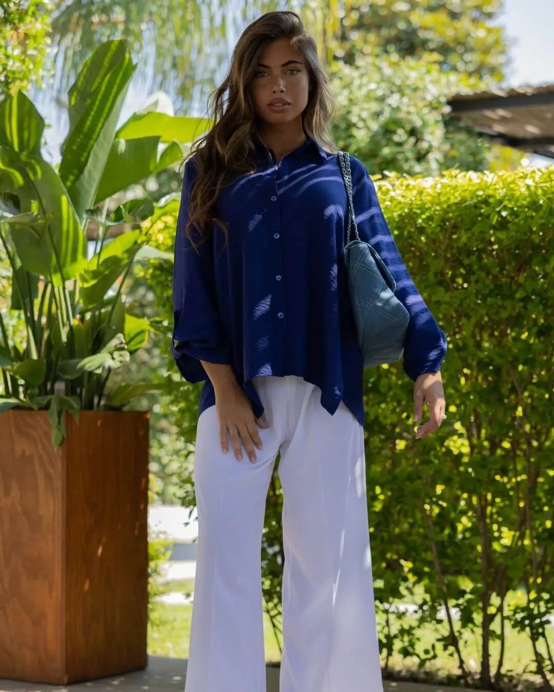 Camicia a maniche lunghe in tela di misto viscosa tinta unita con spacchi abbottonati e fondo asimme BLU DORABELLA