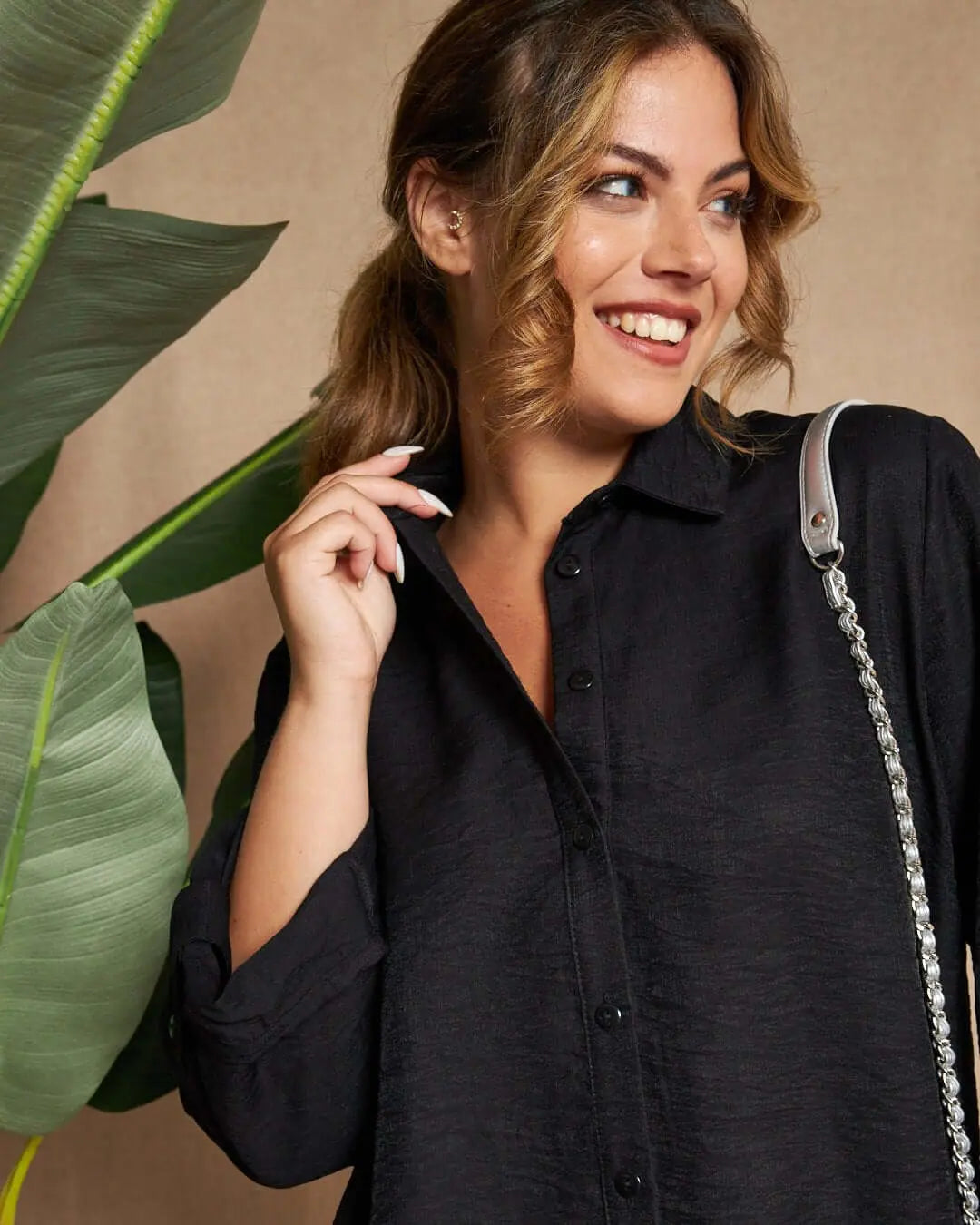 Camicia a maniche lunghe in tela di misto viscosa tinta unita con spacchi abbottonati e fondo asimme NERO DORABELLA XXXL