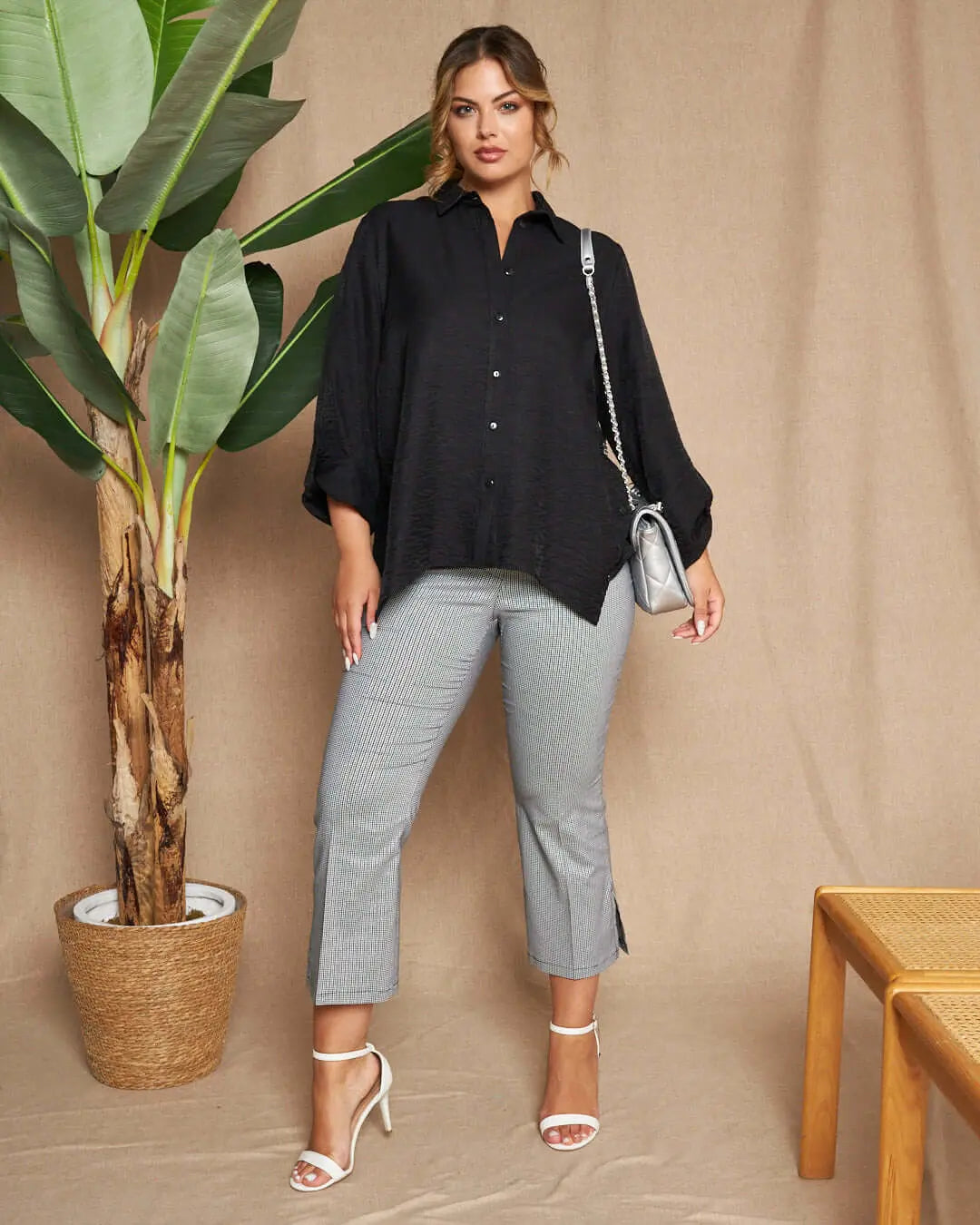 Camicia a maniche lunghe in tela di misto viscosa tinta unita con spacchi abbottonati e fondo asimme NERO DORABELLA