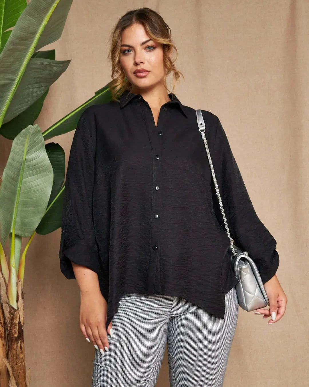 Camicia a maniche lunghe in tela di misto viscosa tinta unita con spacchi abbottonati e fondo asimme NERO DORABELLA