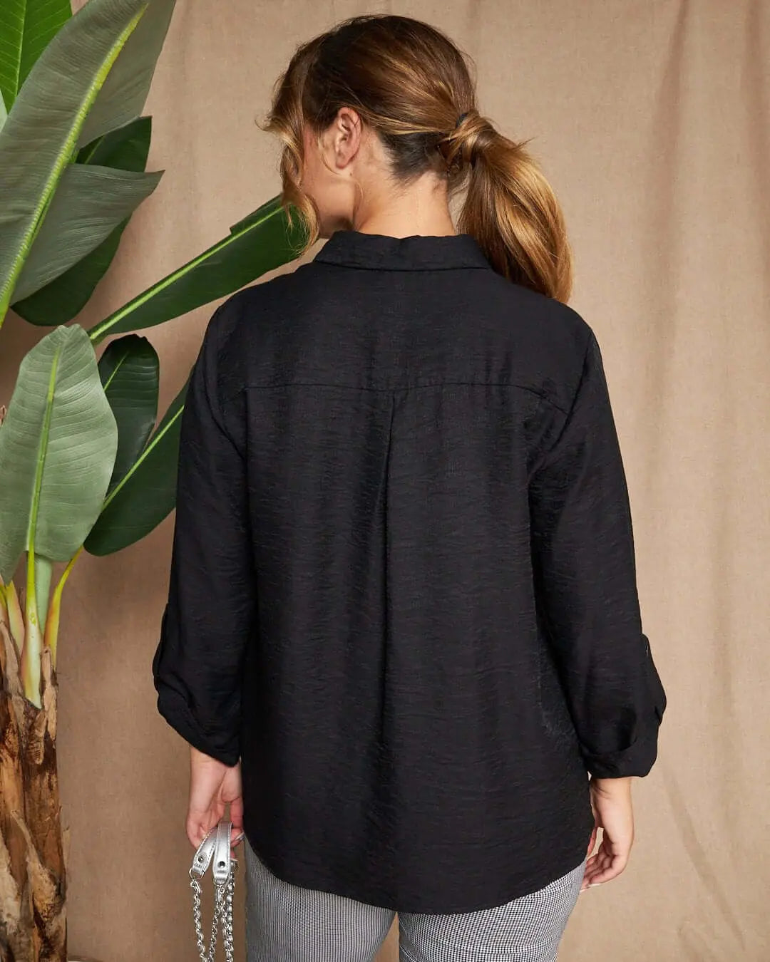 Camicia a maniche lunghe in tela di misto viscosa tinta unita con spacchi abbottonati e fondo asimme NERO DORABELLA