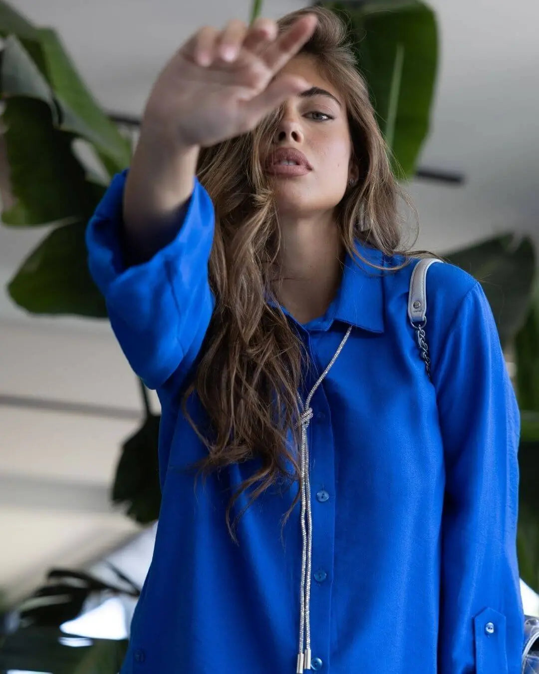 Camicia a maniche lunghe in tela di misto viscosa tinta unita con spacchi abbottonati e fondo asimme ROYAL DORABELLA XXXL