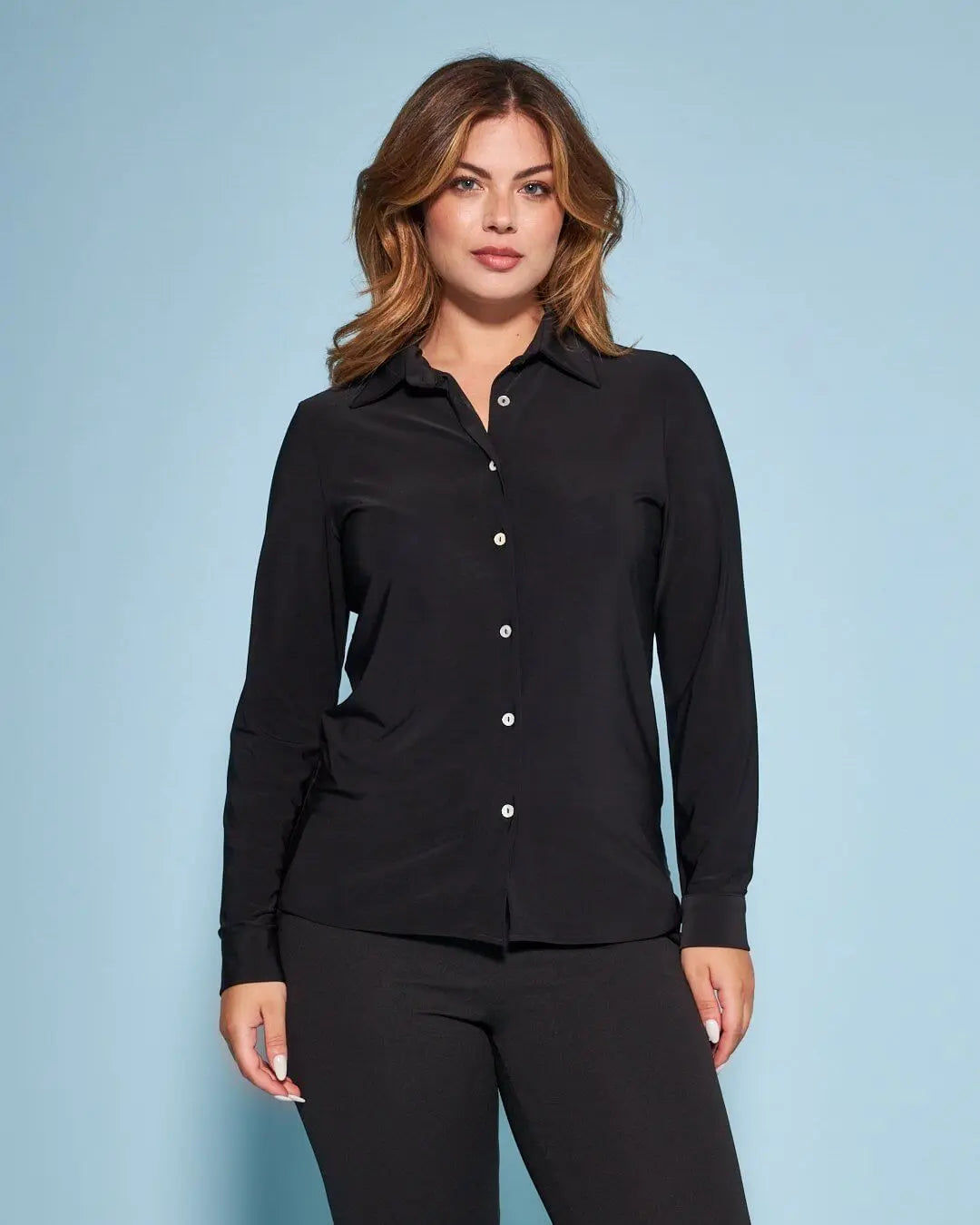 Camicia in jersey elasticizzato tinta unita con maniche a tre quarti. NERO DORABELLA