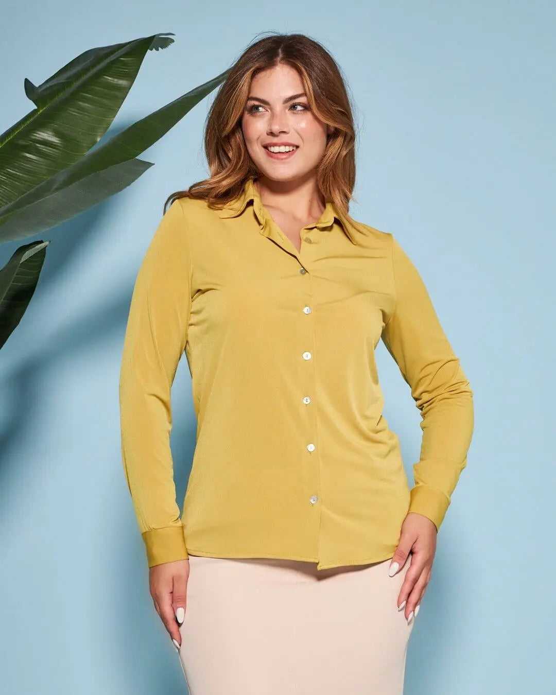 Camicia in jersey elasticizzato tinta unita con maniche a tre quarti. SENAPE DORABELLA