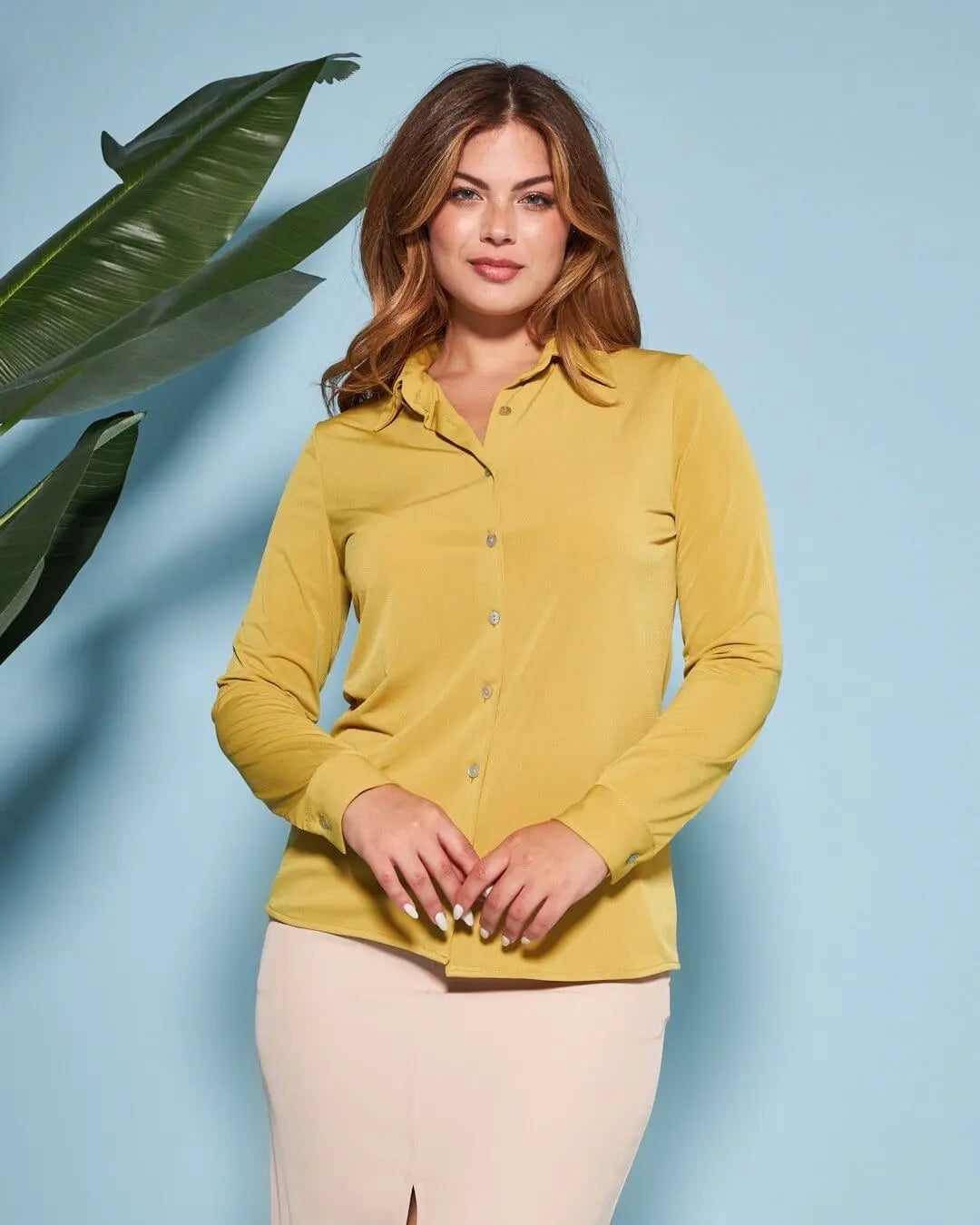 Camicia in jersey elasticizzato tinta unita con maniche a tre quarti. SENAPE DORABELLA