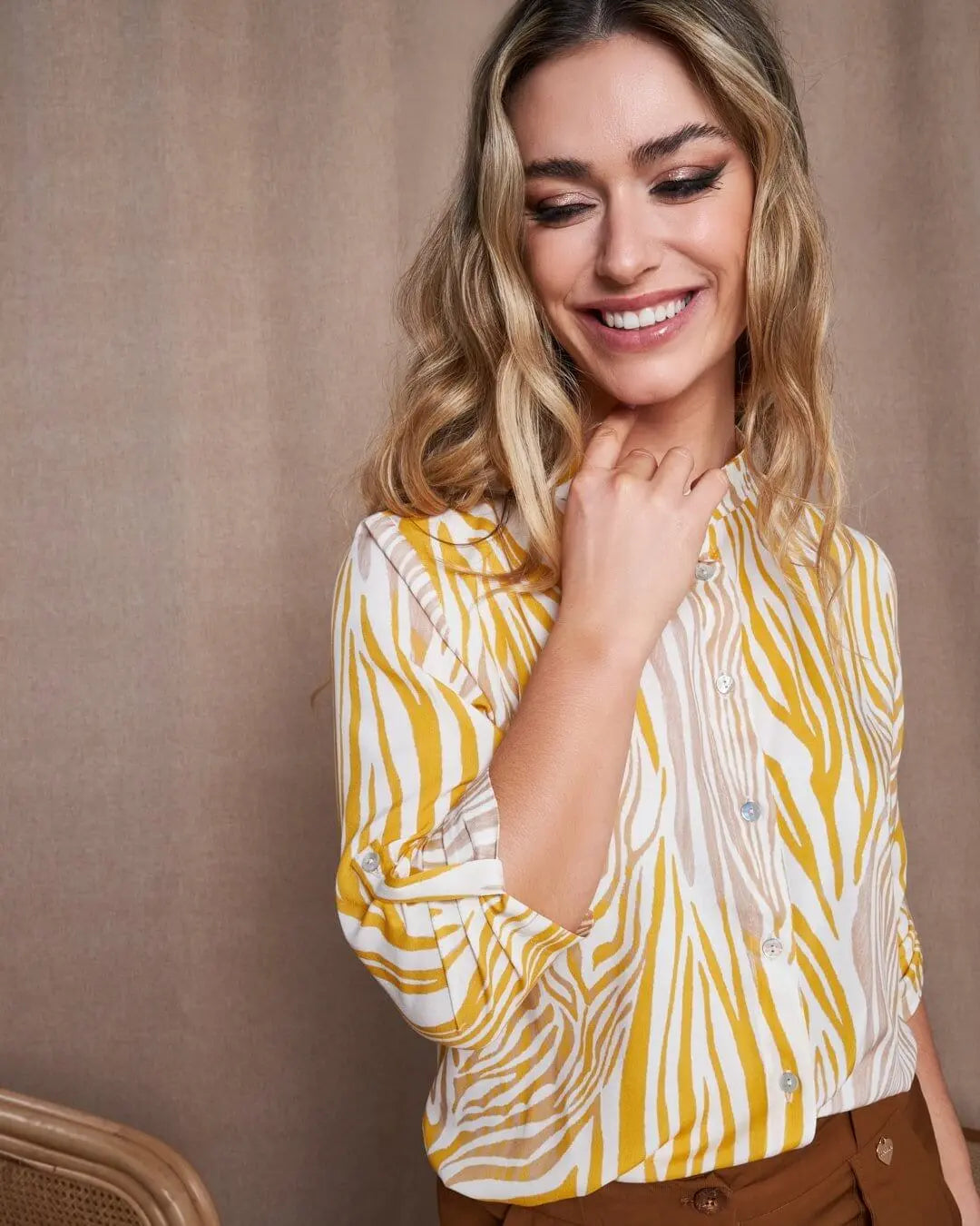 Camicia in viscosa con fantasia animalier e colletto alla coreana OCRA DORABELLA