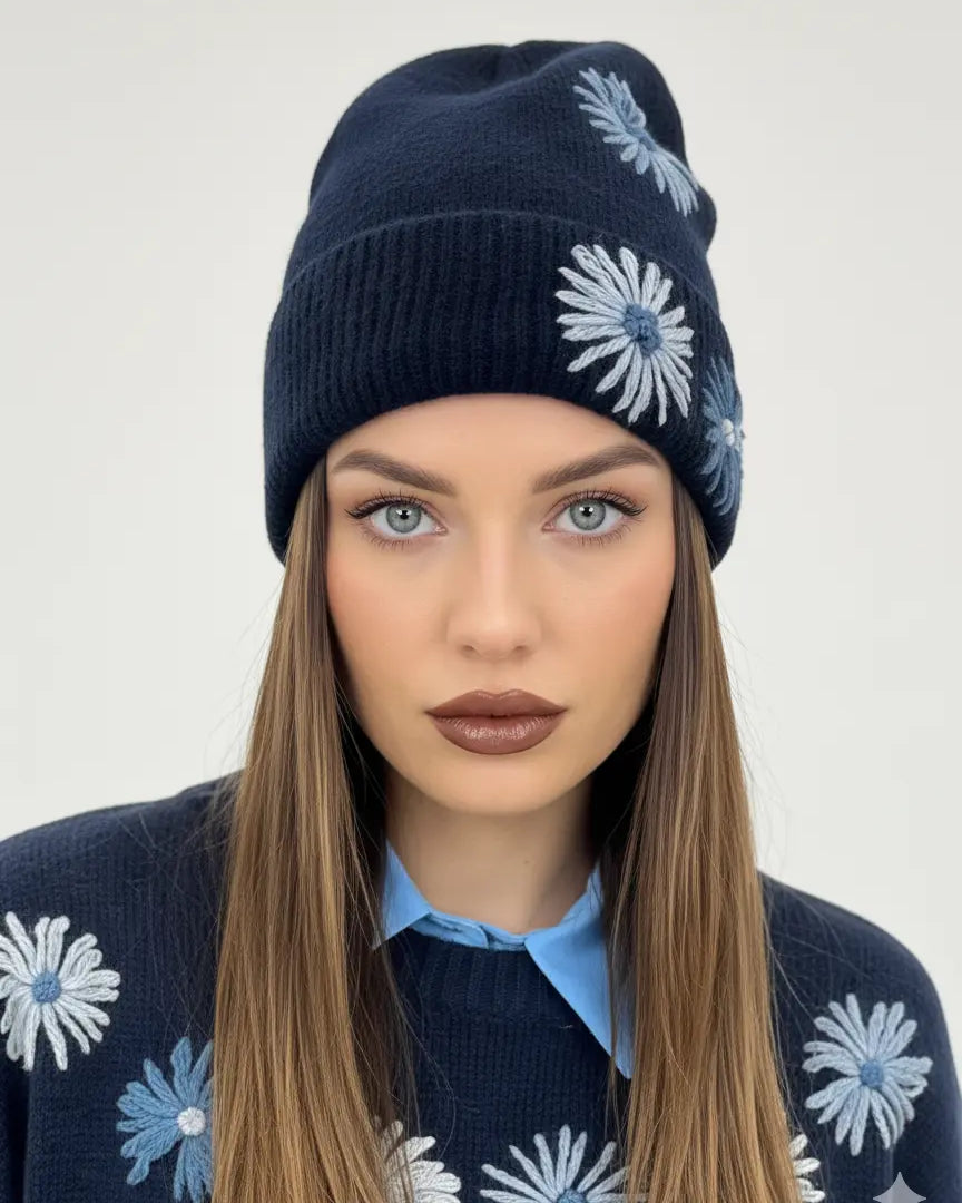 Cappello in maglia con fiori ricamati Dorabella
