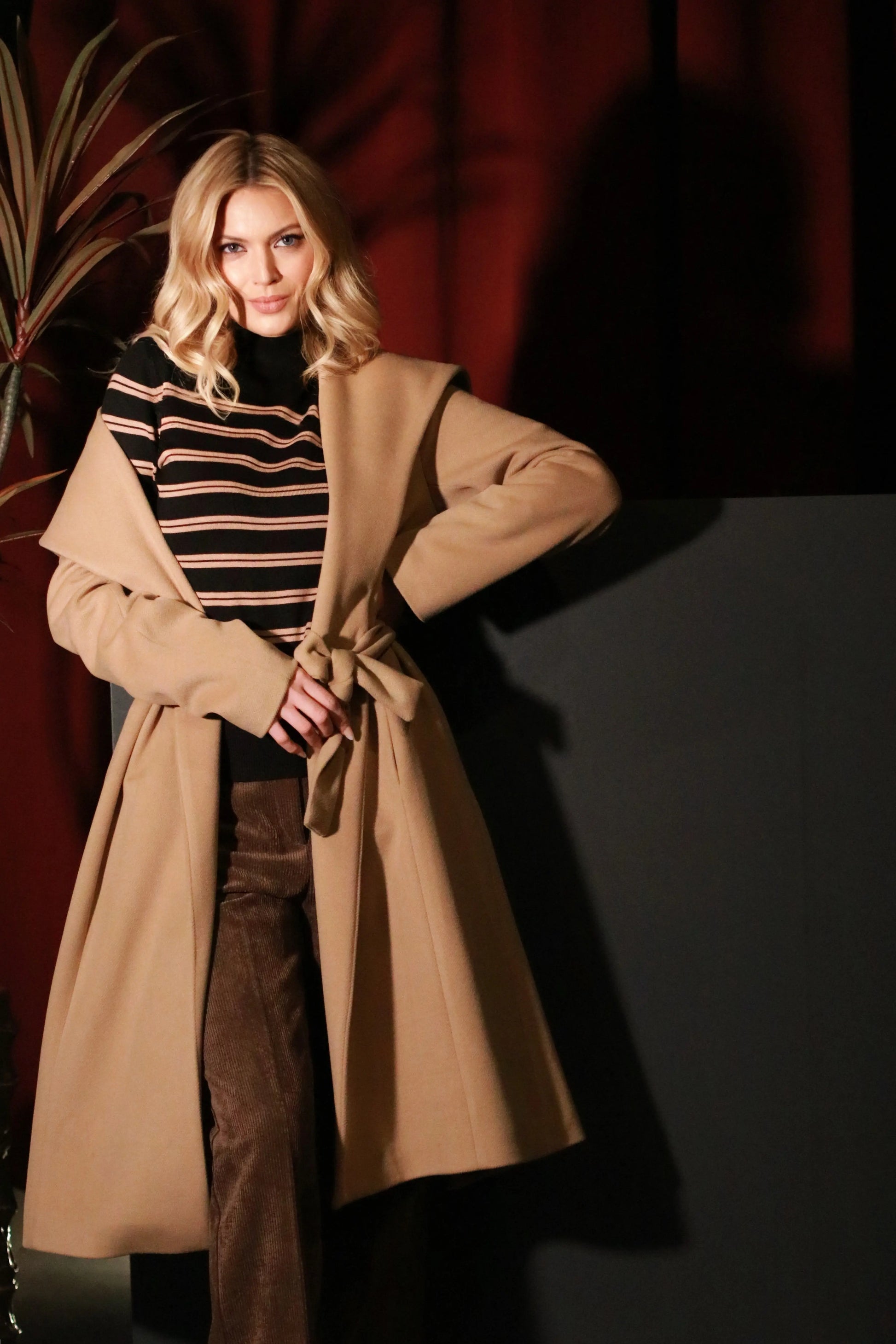 Cappotto con cappuccio e fusciacca DORABELLA